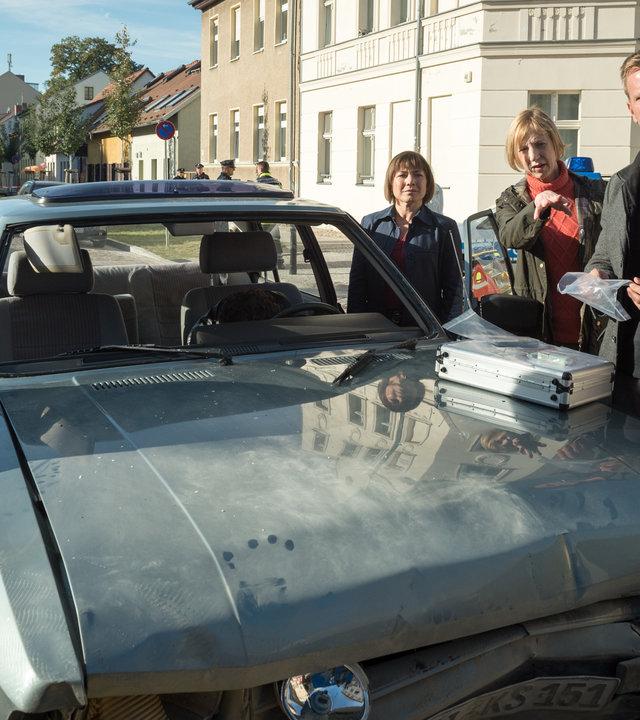 "SOKO Wismar – Der verlorene Sohn“:  Roswitha Prinzler (Silke Matthias), Katrin Börensen (Claudia Schmutzler), Dr. Helene Sturbeck (Katharina Blaschke) und Lars Pöhlmann (Dominic Boeer) stehen am zu Schrott gefahrenen Auto des Opfers.