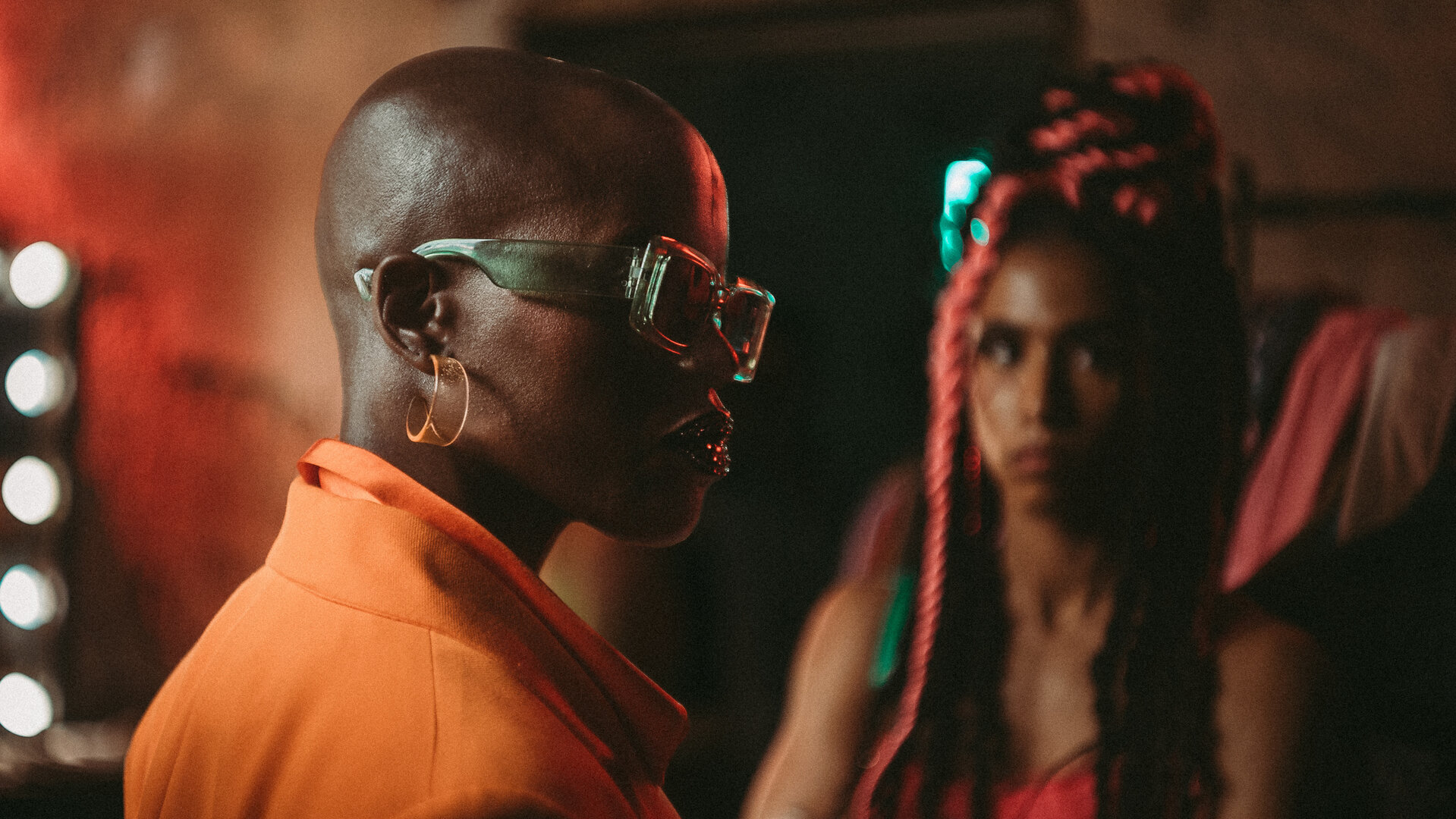 "House of Bellevue - Fashion Killa": Calista (Florence Kasumba) steht Lia (Nora Henes) gegenüber und blickt dabei zur Seite.