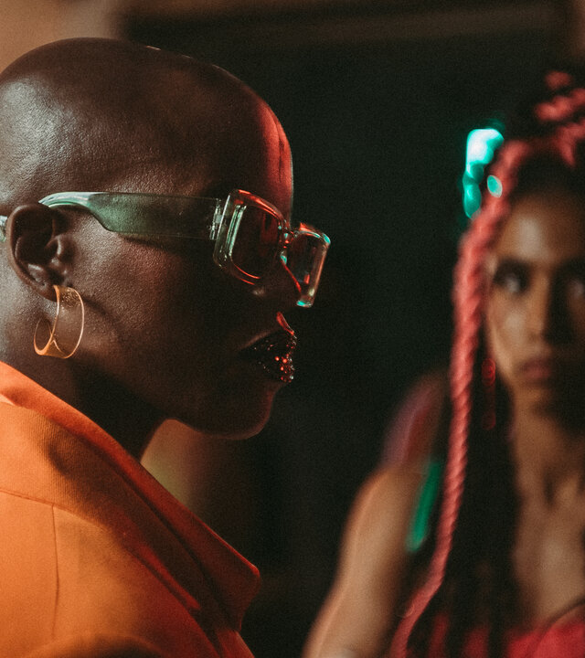 "House of Bellevue - Fashion Killa": Calista (Florence Kasumba) steht Lia (Nora Henes) gegenüber und blickt dabei zur Seite.