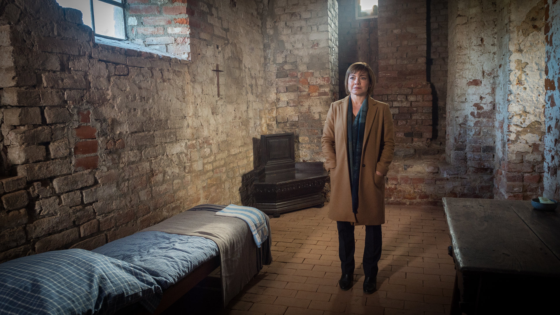 "SOKO Wismar – Letzte Hoffnung Kloster": Katrin Börensen (Claudia Schmutzler) sieht sich in der Klosterzelle des Opfers um.