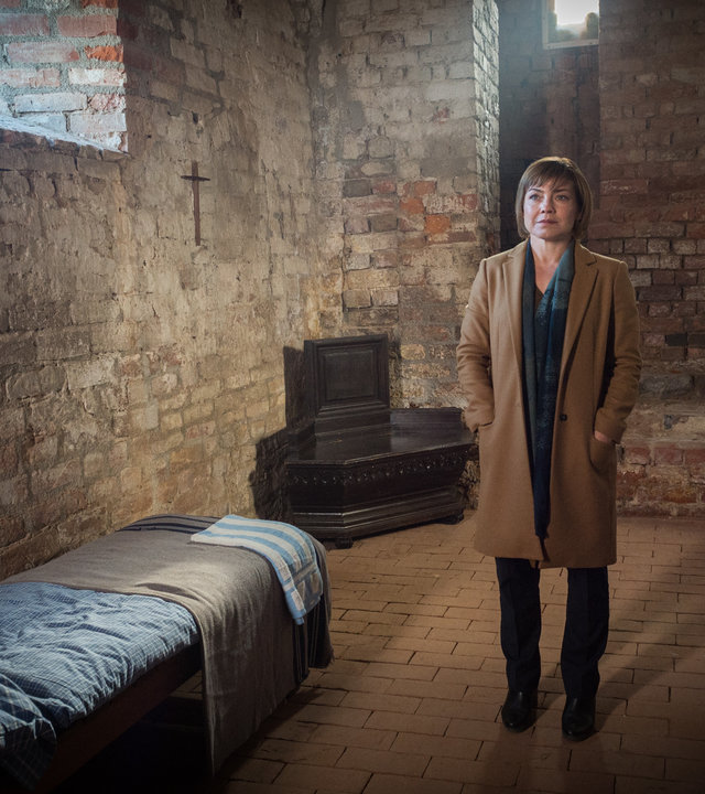 "SOKO Wismar – Letzte Hoffnung Kloster": Katrin Börensen (Claudia Schmutzler) sieht sich in der Klosterzelle des Opfers um.