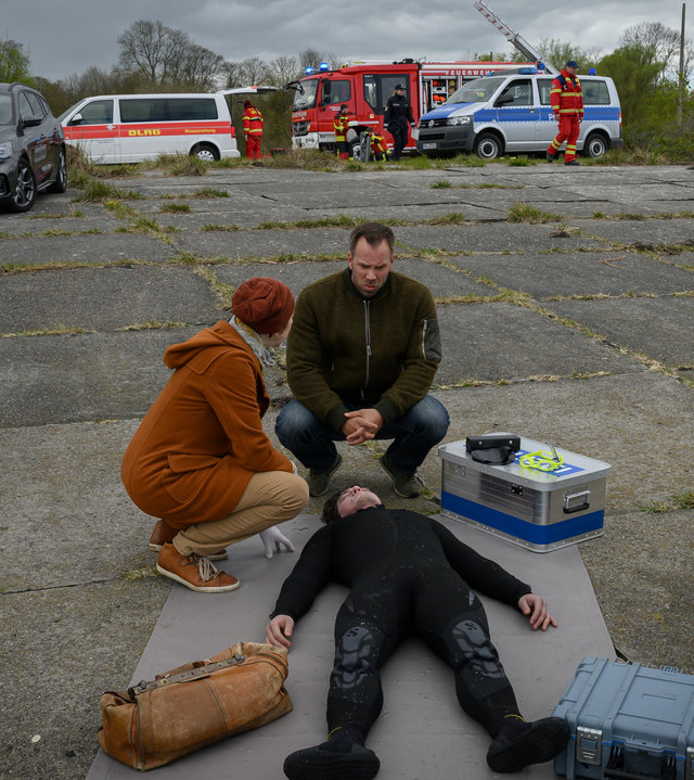 "SOKO Wismar - Für David mach ich alles": Dr. Helene Sturbeck (Katharina Blaschke) und Lars Pöhlmann (Dominic Boeer) knien vor der Leiche David Sielings (Matthäus Penkala). Daneben tröstet Karoline Joost (Nike Fuhrmann) Paula Moorkamp (Stella Hinrichs).