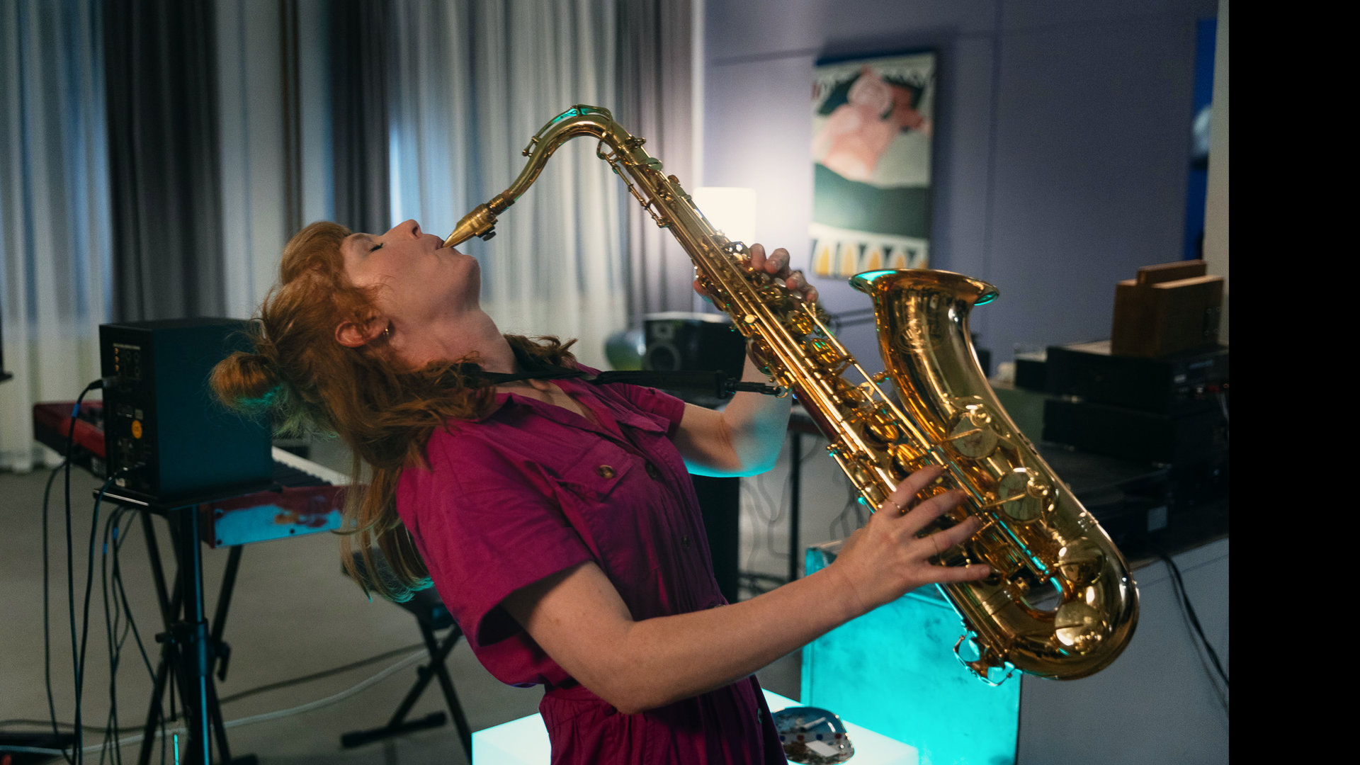"Deadlines - Schmetterlinge": Lena (Sarah Bauerett) spielt auf ihrem Saxophon.