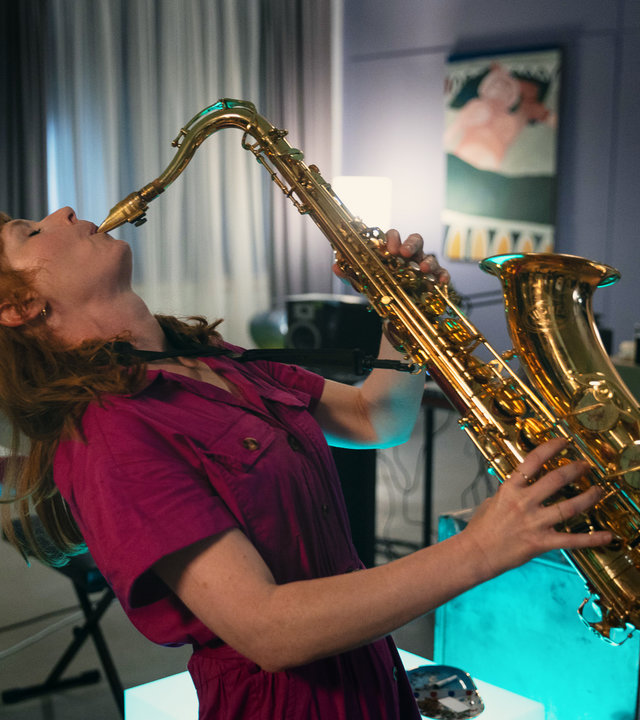 "Deadlines - Schmetterlinge": Lena (Sarah Bauerett) spielt auf ihrem Saxophon.