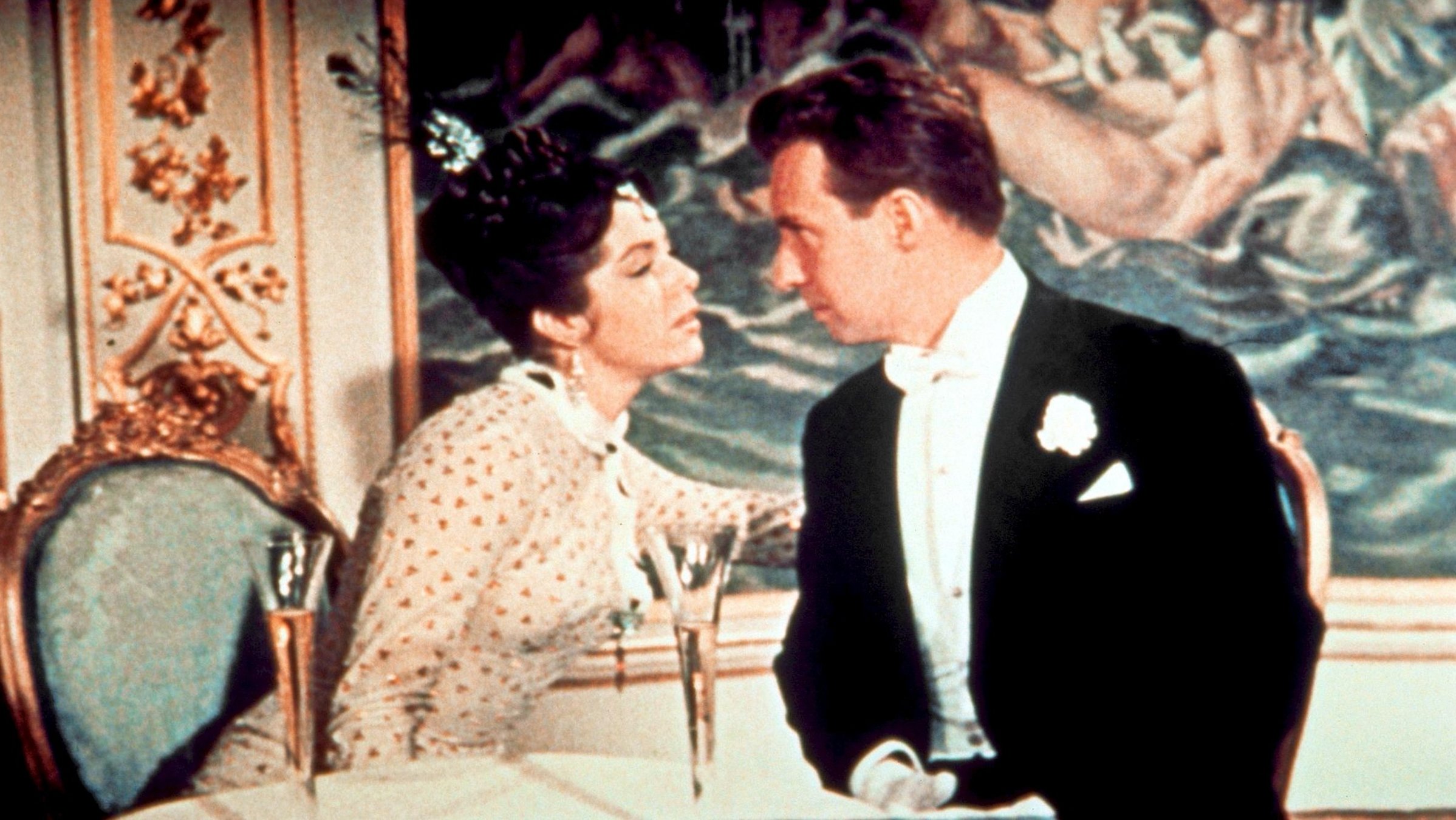 "Die Fledermaus": Dr. Gabriel Eisenstein (Peter Alexander) staunt nicht schlecht, als er auf dem Ball seine Frau Rosalinde (Marianne Koch) antrifft.