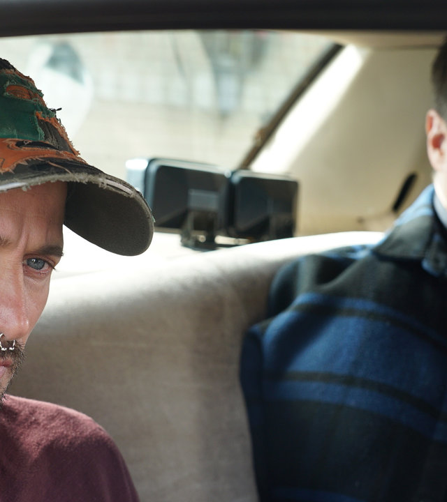 "The Rookie - Die Checkliste": John Nolan (Nathan Fillion) und Andrew Gannon (Lane Carlson) sitzen auf der Rückbank eines Autos nebeneinander. Andrew Gannon schaut nachdenklich.