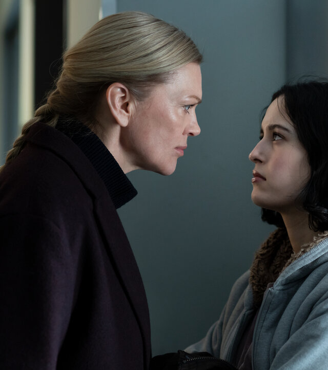 "Helen Dorn - Verdammte Familie": Helen Dorn (Anna Loos) spricht mit Tamara Jacobsen (Maya Lauterbach) auf einem Flur. Im Hintergrund steht eine Polizistin (Komparsin).