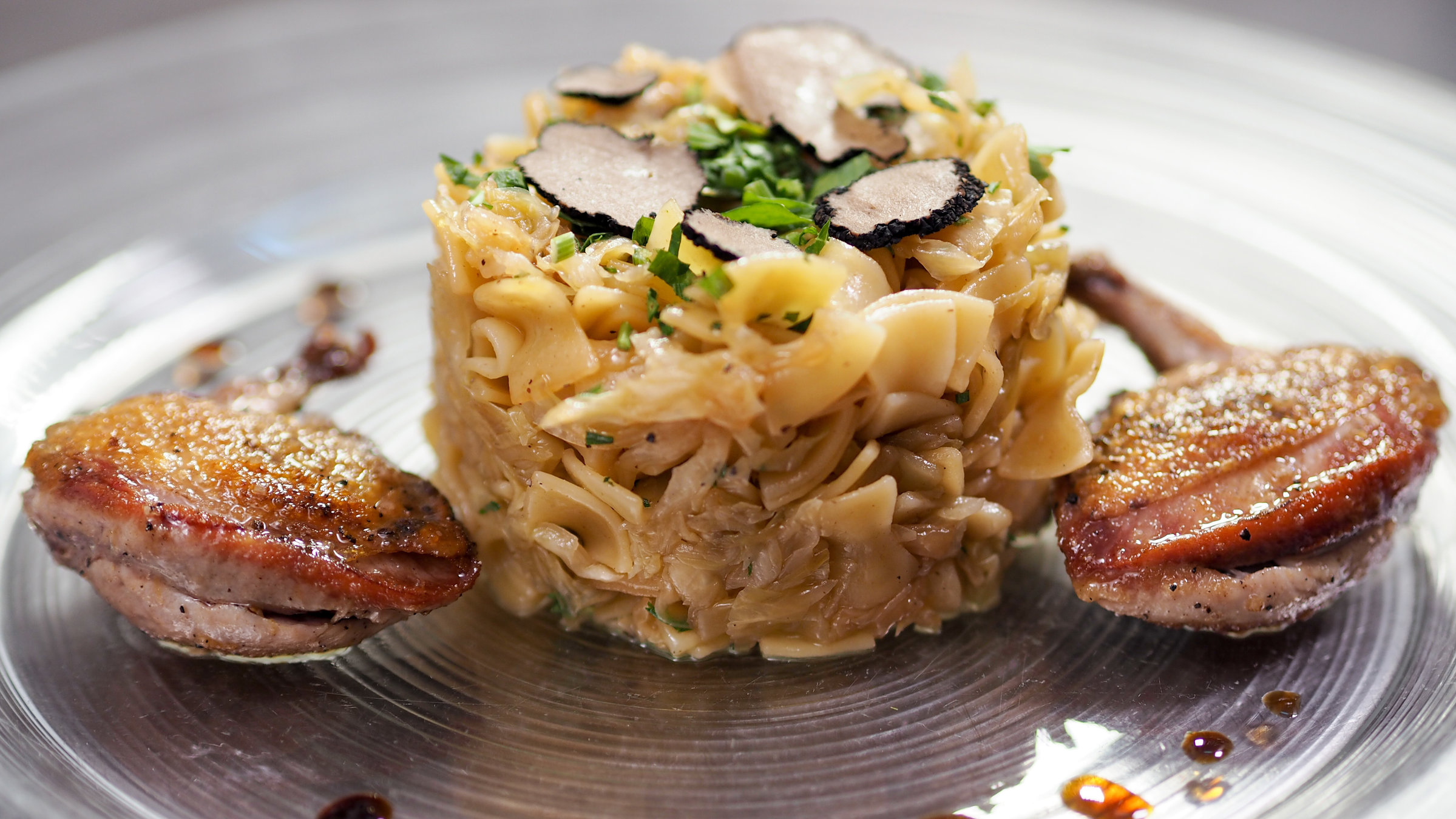 "Aufgetischt - Die Wiener Moderne" - Getrüffelte Krautfleckerln mit Wachtelbrüstchen von Christiane Wilfling, französisch inspirierte Bodenständigkeit im Wiener Lokal Basilicum.