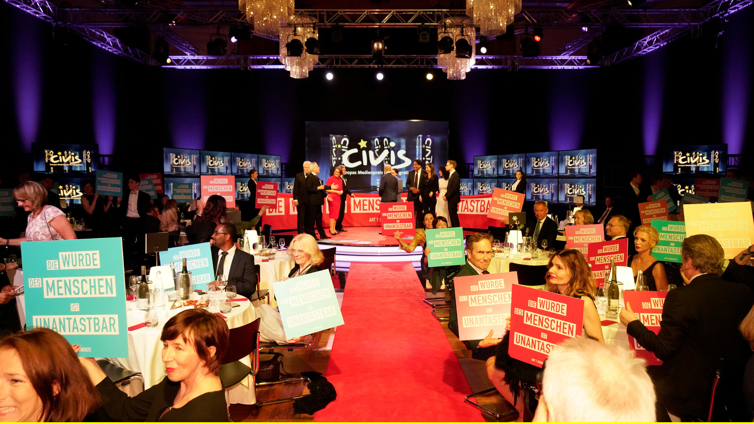 "CIVIS Medienpreis 2020": Europas bedeutendster Medienpreis für Integration und kulturelle Vielfalt zeichnet erneut Programmleistungen in Film, Fernsehen, Radio, Internet und Kino aus. Über 900 Programme aus 22 EU-Staaten und der Schweiz haben in diesem Jahr teilgenommen. Sie setzen sich auf unterschiedlichste Art und Weise mit z. B. der Flucht nach Europa, Rassismus und Antisemitismus auseinander.