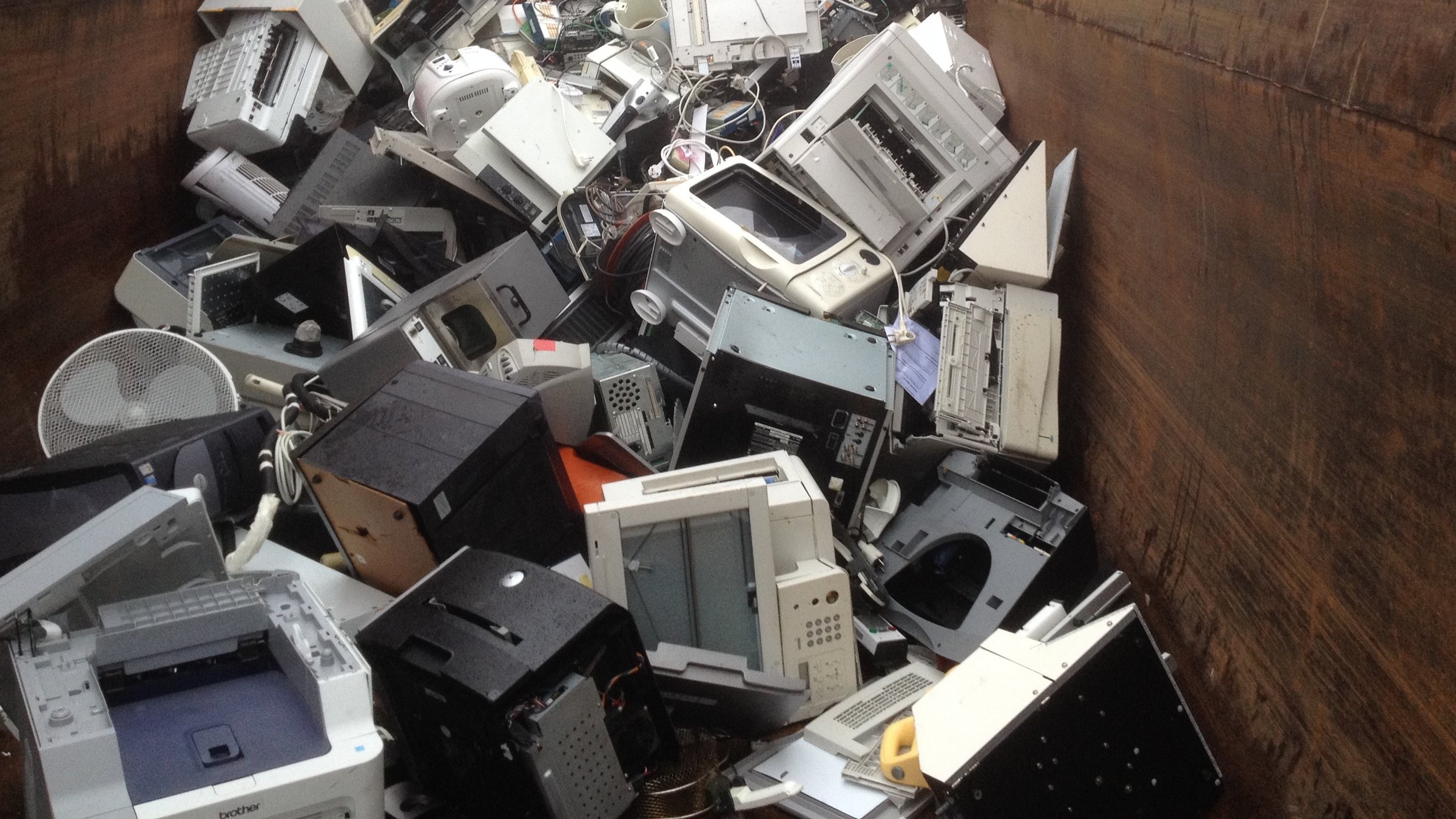 "planet e.: Garantie vorbei - Gerät kaputt": Ein Container voll mit Elektromüll. Unter anderem sind Computer, Drucker und Mikrowellengeräte zu sehen.