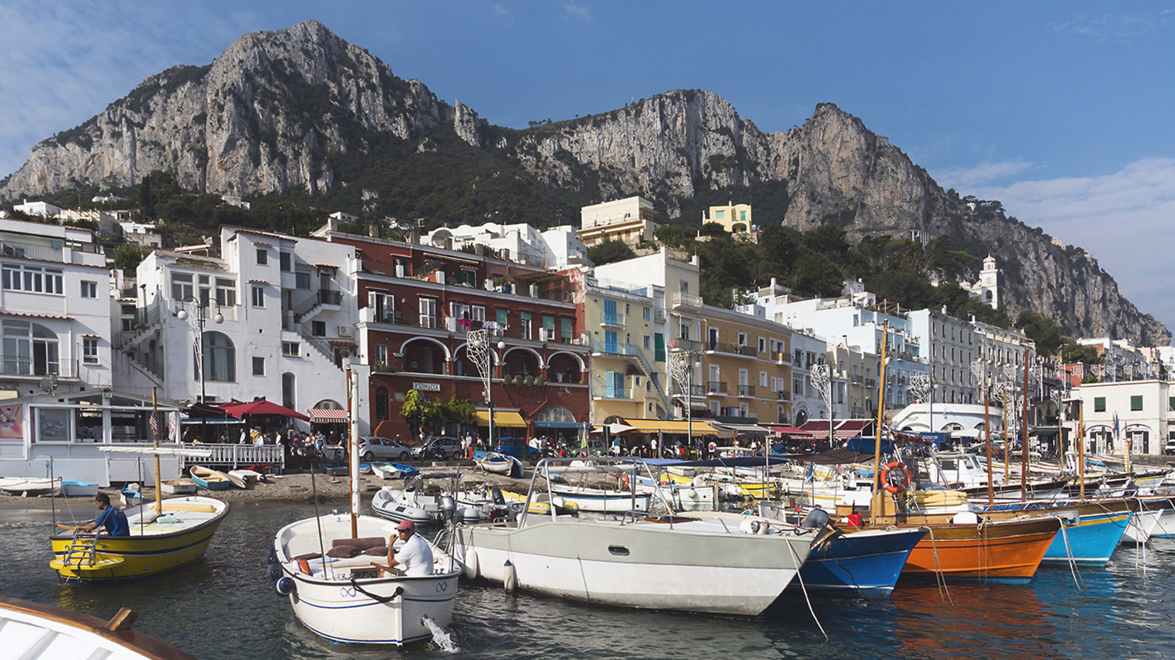 "Capri: Sehnsuchtsziel im blauen Meer" - Blick auf den Hafen von Marina Grande auf Capri.