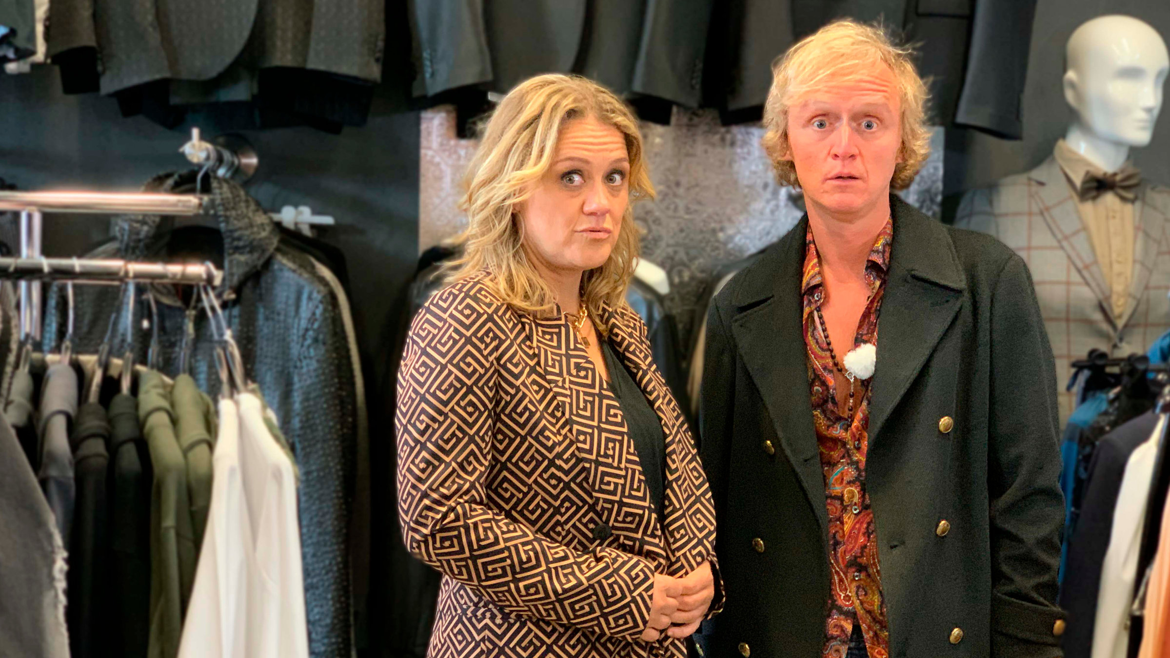 "Kurzstrecke mit Pierre M. Krause": Lisa Feller befreit sich in der Waschanlage. Es zieht sich durch Lisa Fellers Leben wie das Haar an Pierre M. Krauses Brust. Egal, ob nightwash, carwash oder Beichtstuhl: Lisa Feller will sich reinwaschen. Göttin sei Dank, ist sie jetzt bei Kurzstrecke zu Gast.