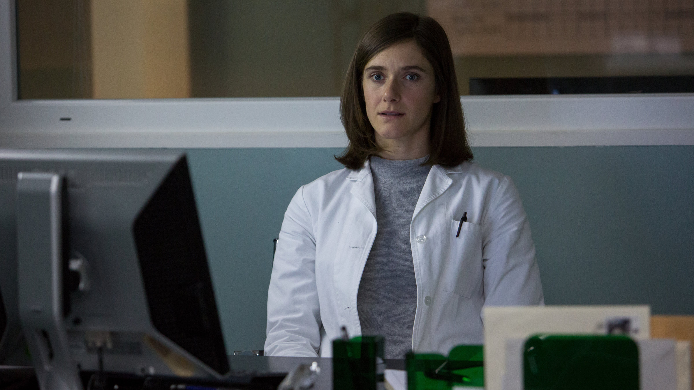 „Die Schattenfreundin“: Kathrin Ortrup (Miriam Stein) sitzt am Schreibtisch.