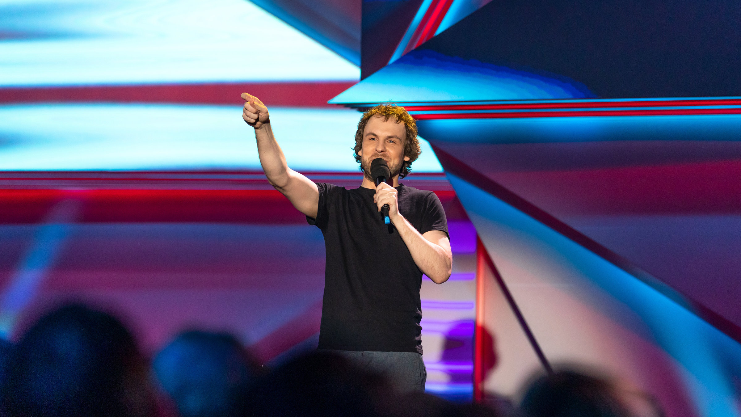 "Man muss die Dinge nur zu Ende" (3satFestival 2019): Tino Bomelino gestikuliert auf der 3satFestival-Bühne.