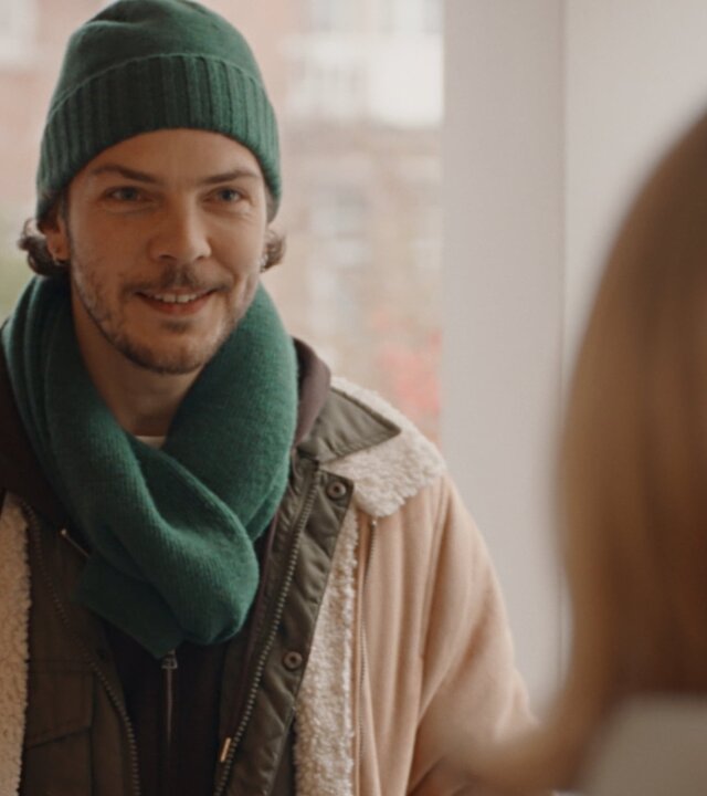 "Single Bells - 12 Dates till Christmas: Mathias": Mathias (Oscar Willems) steht vor der Tür von Mina (Julie Van den Steen) und lächelt sie an.