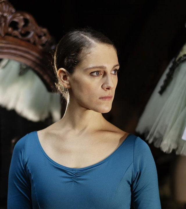"L' Opéra - Dancing in Paris - Zweite Chance": Zoé (Ariane Labed) steht in einer Garderobe und schaut ernst in die Ferne.