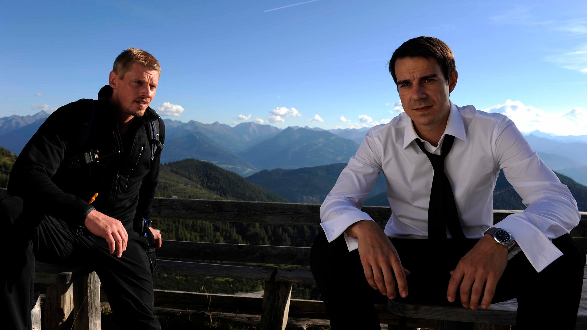 "Die Bergretter - Brautflucht": Andreas (Martin Gruber) spricht mit dem enttäuschten Bräutigam Philipp (Philipp Baltus). Sie stehen auf einer Terrasse.