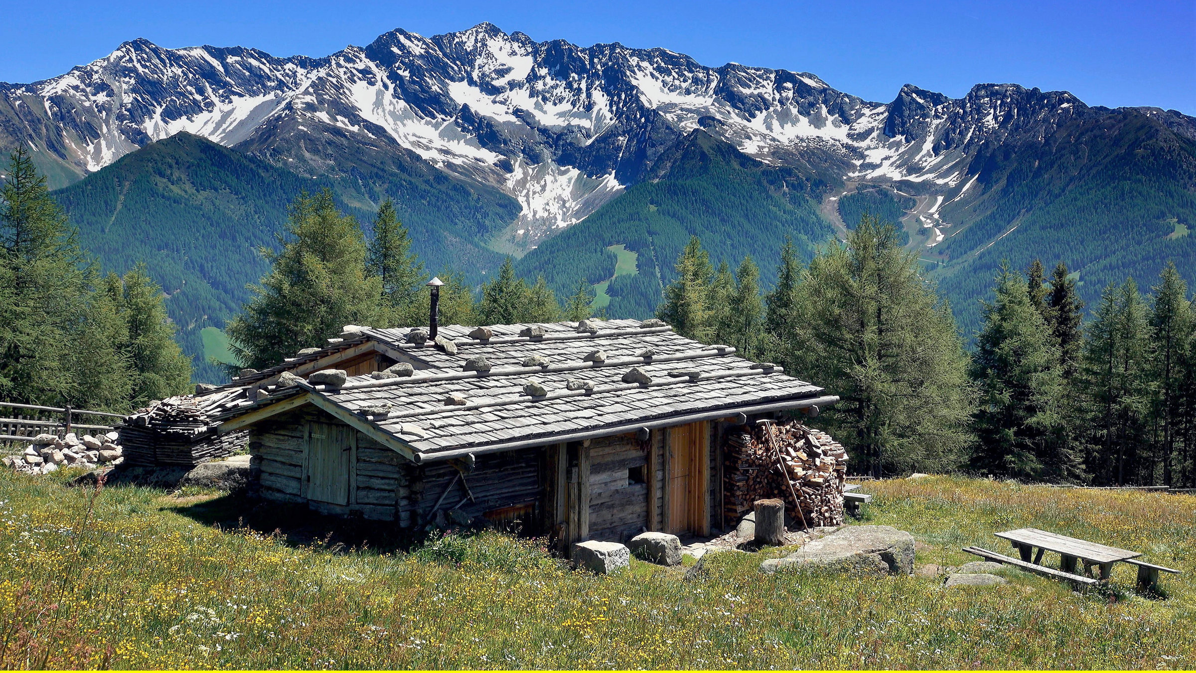 "Vom Zillertal ins Ahrtal": Berghütte mit Blick auf die Dureck-Gruppe im Ahrntal.