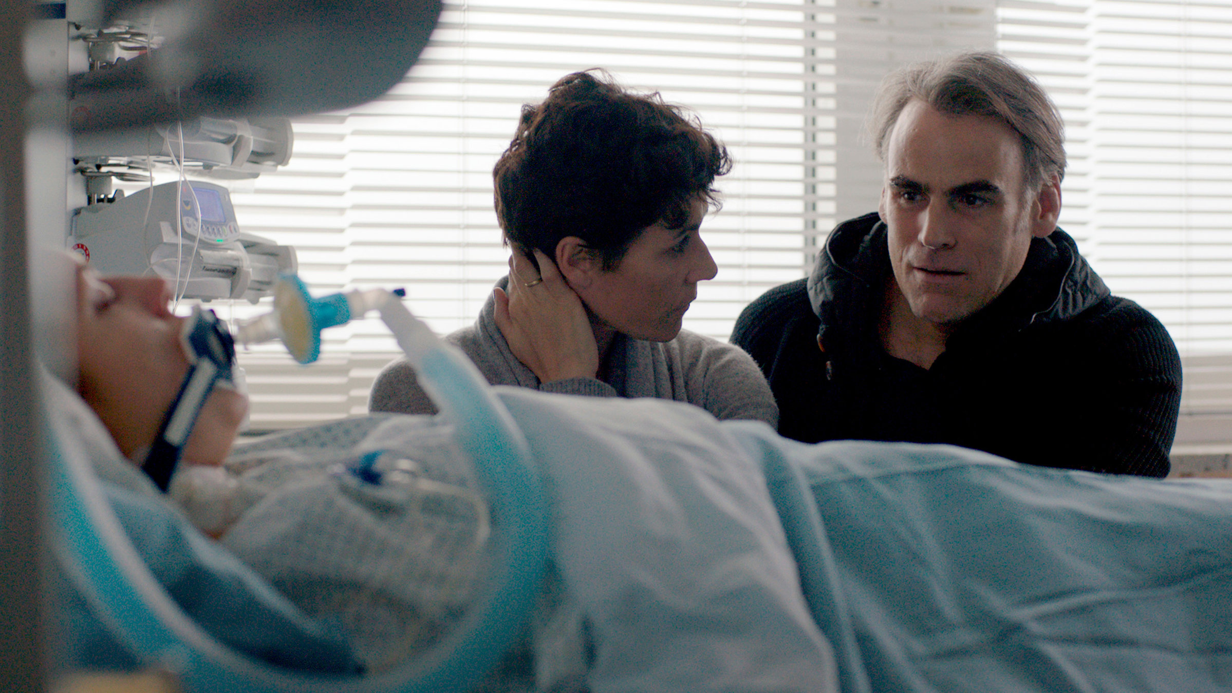 "Das Verschwinden (7+8/8)": Leo (Sebastian Blomberg) und Steffi Essmann (Nina Kunzendorf) bangen um ihre Tochter Manu (Johanna Ingelfinger).