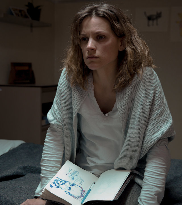 "Tabula Rasa - Die Wände haben Ohren": Annemie D'Haeze (Veerle Baetens), genannt Mie, sitzt mit ihrem Notizbuch auf ihrem Bett in der Anstalt für psychisch Kranke.