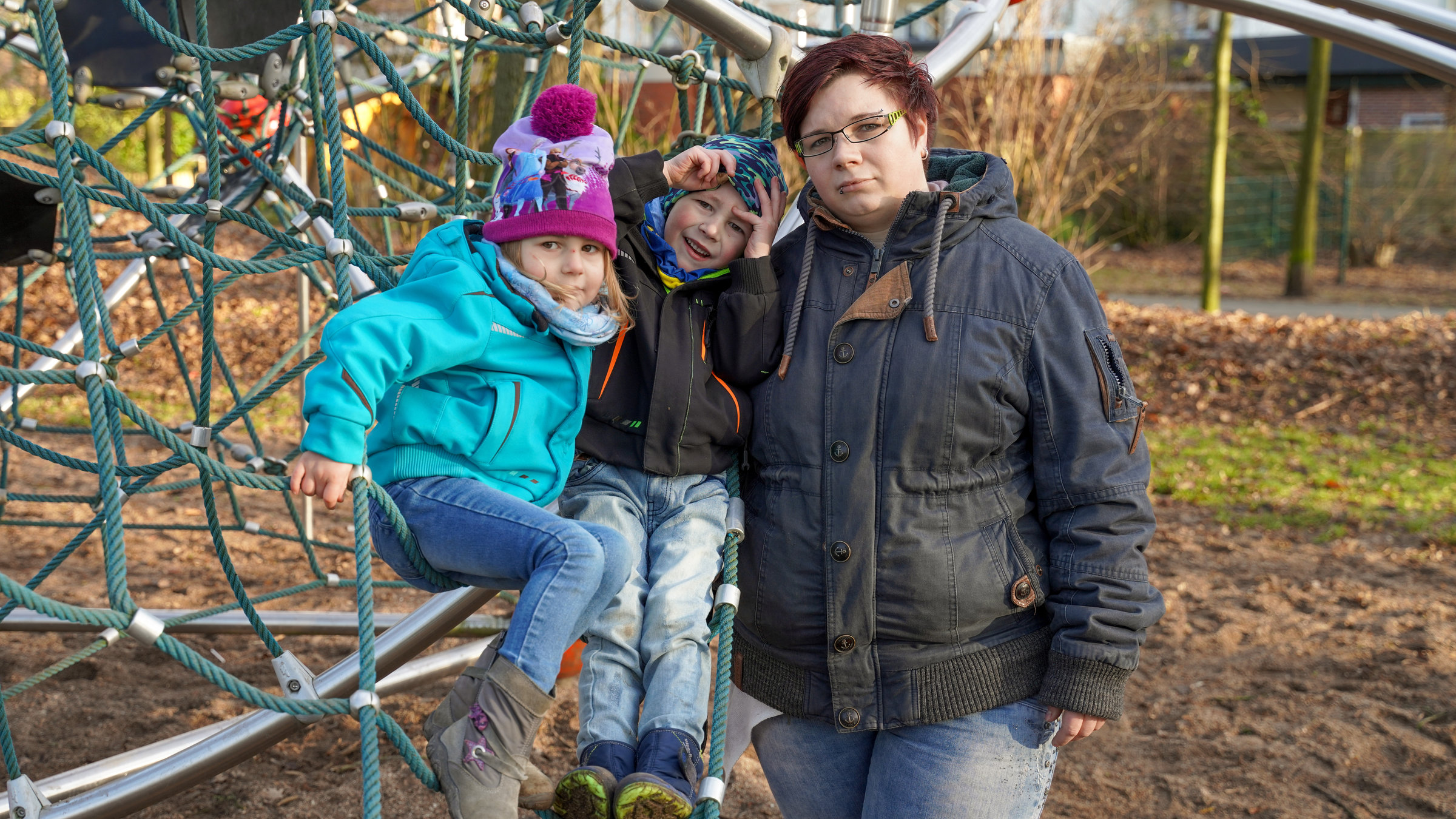 "ZDF.reportage - Wutsache: Miete": Sarah Kaminski und ihre zwei Kinder auf dem Spielplatz