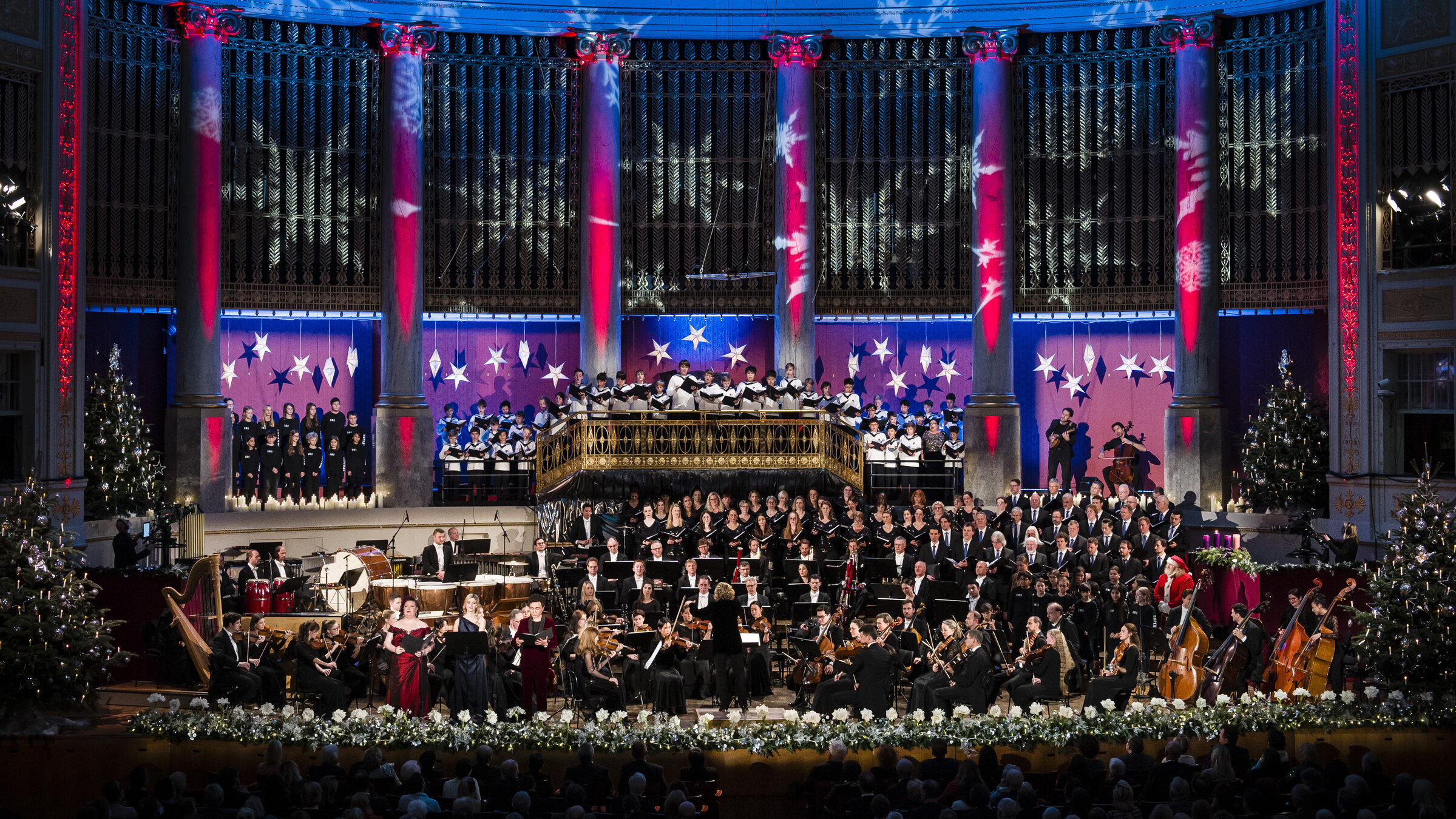 "Christmas in Vienna": ORF Radio-Symphonieorchester Wien, Wiener Sängerknaben, Wiener Singakademie, Duo Bartolomey / Bittmann, Superar. Im Vordergrundvon links: Mezzosopranistin Jamie Barton, Sopranistin Miriam Kutrowatz, Tenor Vincent Schirrmacher