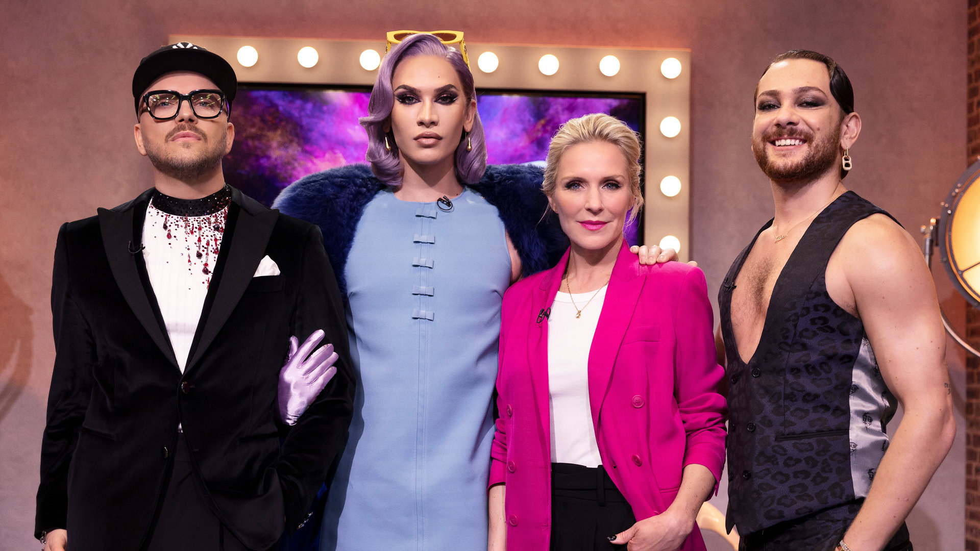 "Glow Up - Deutschlands nächster Make-up-Star: Drag": Juror Armin Morbach, Gastjurorin und Dragqueen Miss Fame, Jurorin Loni Baur und Moderator Riccardo Simonetti im "Glow Up"-Studio.