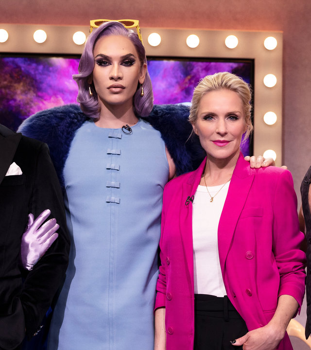 "Glow Up - Deutschlands nächster Make-up-Star: Drag": Juror Armin Morbach, Gastjurorin und Dragqueen Miss Fame, Jurorin Loni Baur und Moderator Riccardo Simonetti im "Glow Up"-Studio.