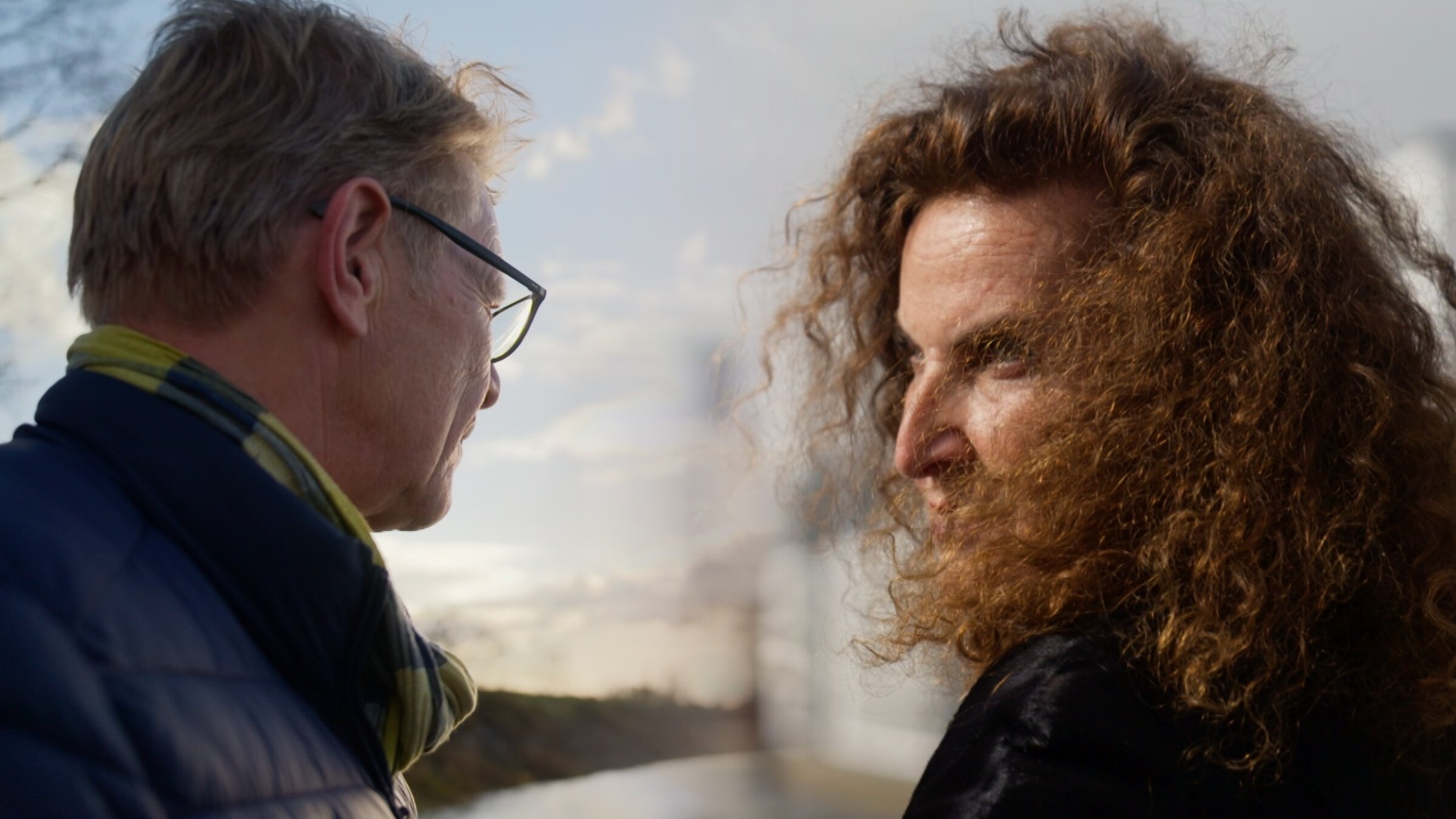 "Das Schweigen": Rund 80 Jahre nach den Grauen des Nationalsozialismus herrscht immer noch Schweigen in vielen Familien über das, was sie in dieser Zeit erlebt haben. In ihrer Dokumentation „Das Schweigen“ begibt sich die Filmemacherin Andrea Roth mit der jüdischen Künstlerin Ilana Lewitan (Bild) und dem Enkel eines SS-Offiziers (Bild) auf Spurensuche nach dem Ungesagten.