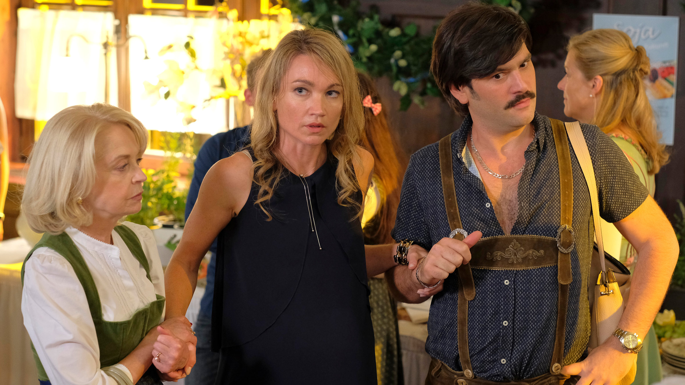 „Bier Royal (2)“: Gisela Hofstetter (Gisela Schneeberger) stützt Vicky Dawson (Lisa Maria Potthoff), die verängstigt ausschaut und sich mit der anderen Hand an Oleg Lenkov (Jasin Challah) klammert.