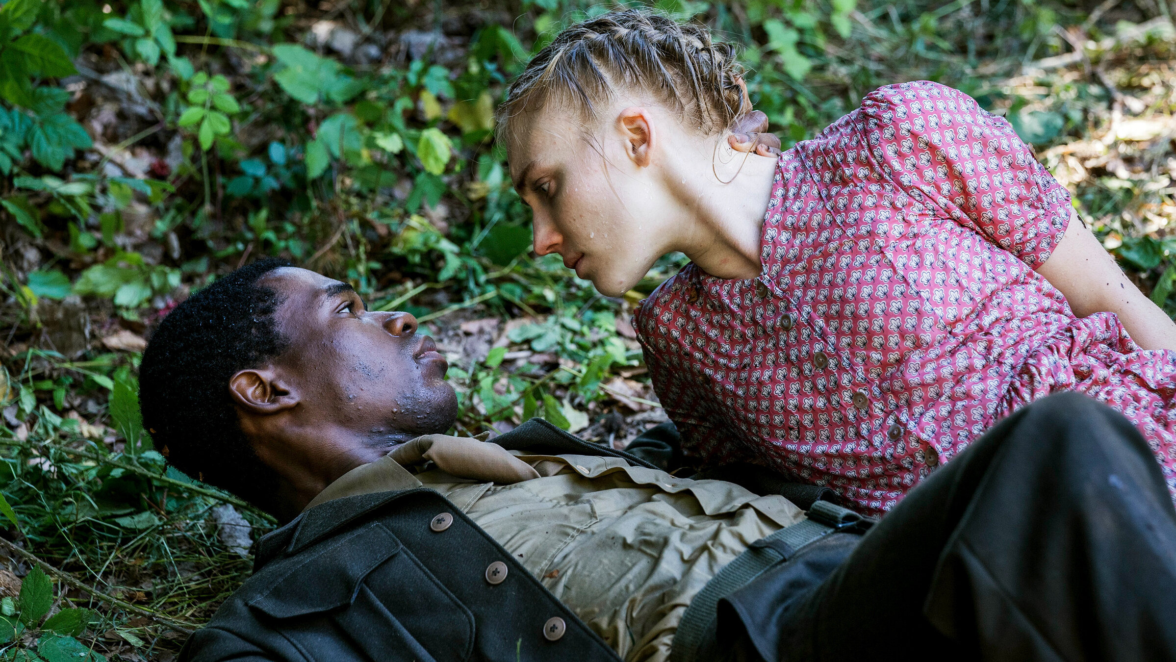 "Ein Hauch von Amerika (2/6) - Frei sein": George (Reomy D. Mpeho) hat es geschafft: Marie (Elisa Schlott) gibt zu, dass sie sich in ihn verliebt hat.