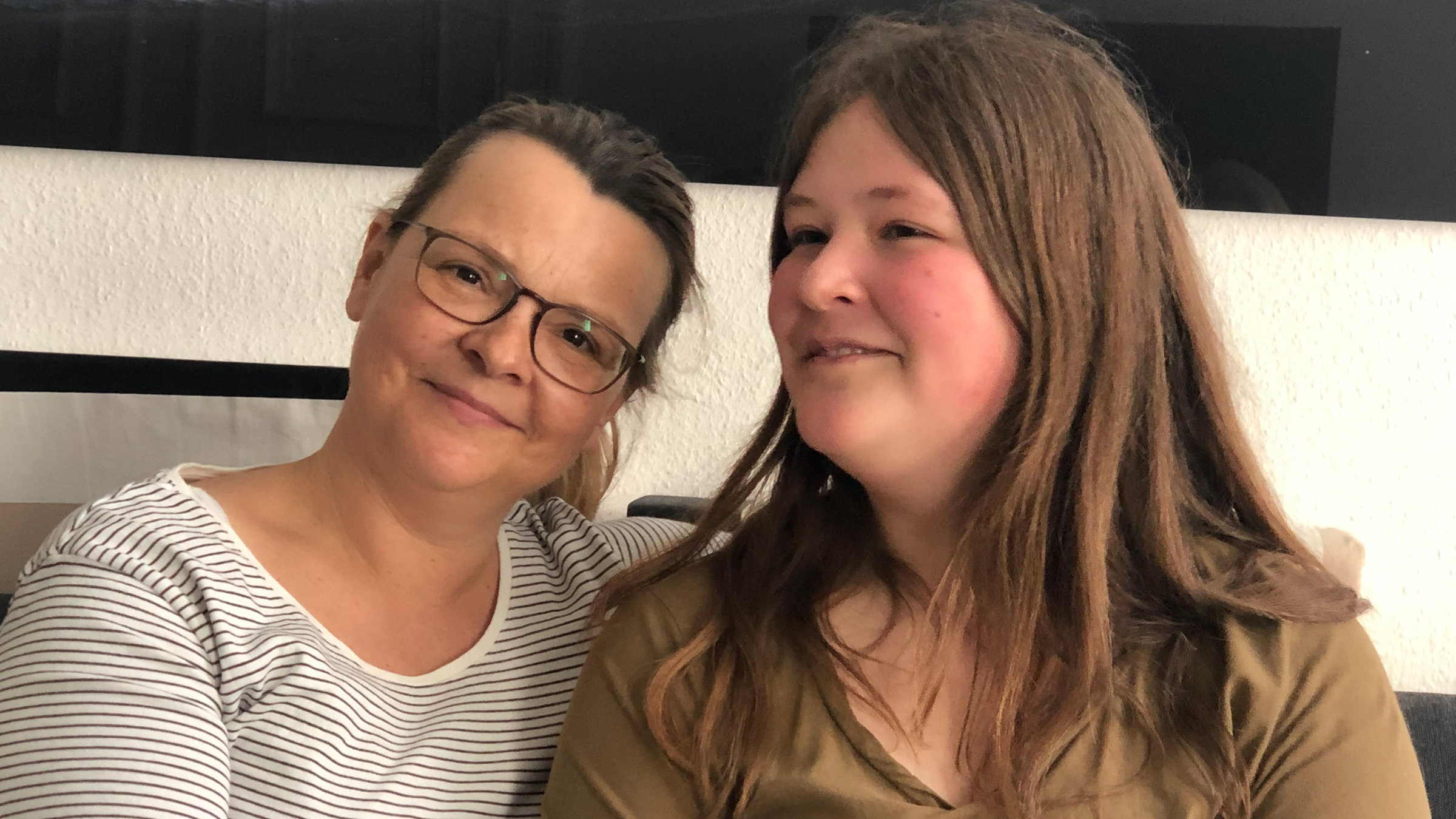 "37°: Wir ticken anders - Leben mit Tourette": Pauline und ihre Mutter in Nahaufnahme.