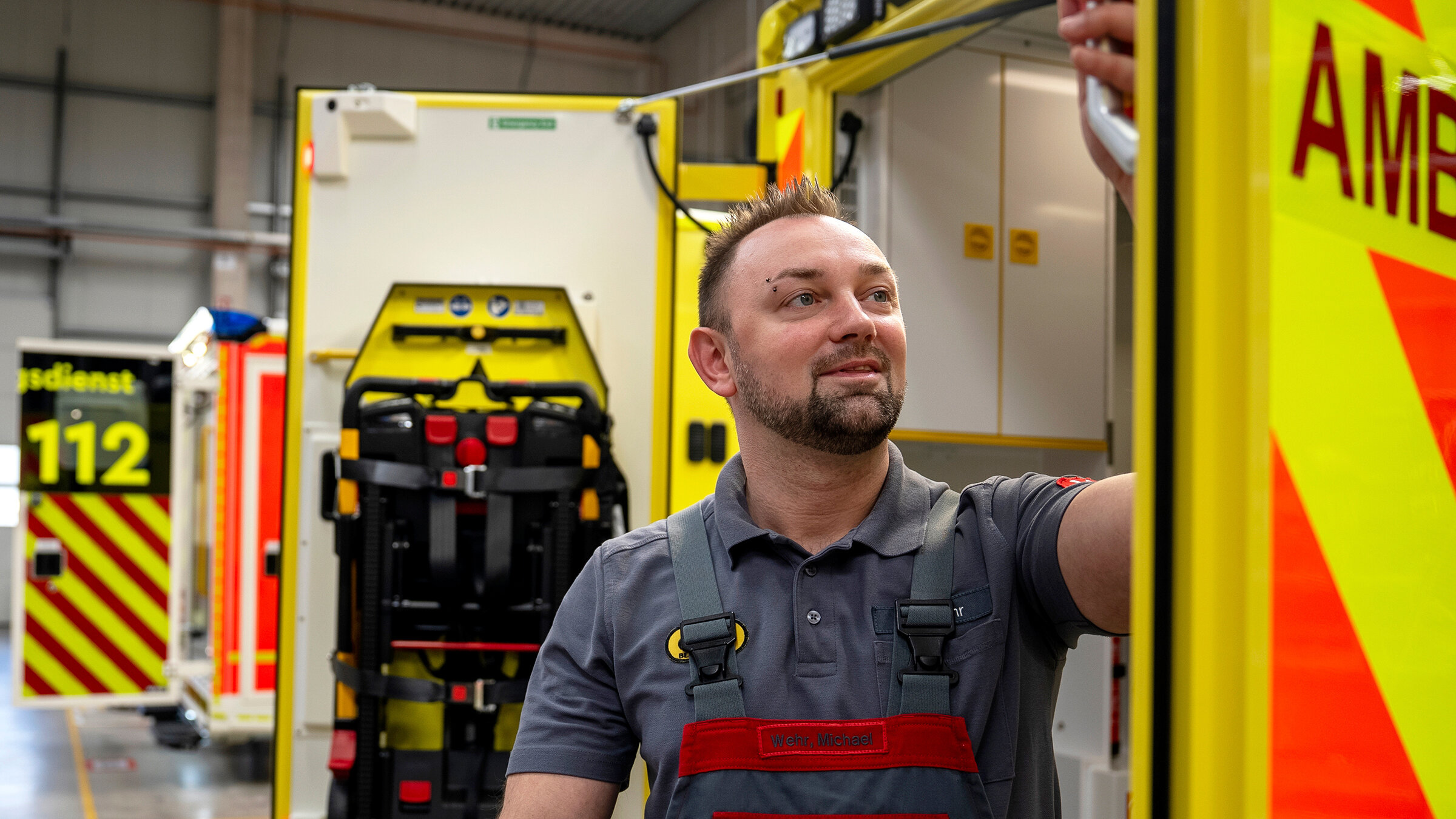 "Die Nordreportage: Spezialauftrag Rettungswagen": Auch die Schränke in einem Rettungswagen werden nach Kundenwunsch individuell auf Maß angefertigt.