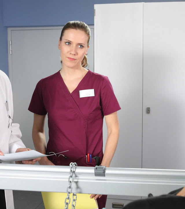 "Bettys Diagnose, Adrenalin": Betty (Bettina Lamprecht), Dr. Behring (Maximilian Grill) und Häftling Pascal Röchel im Krankenzimmer