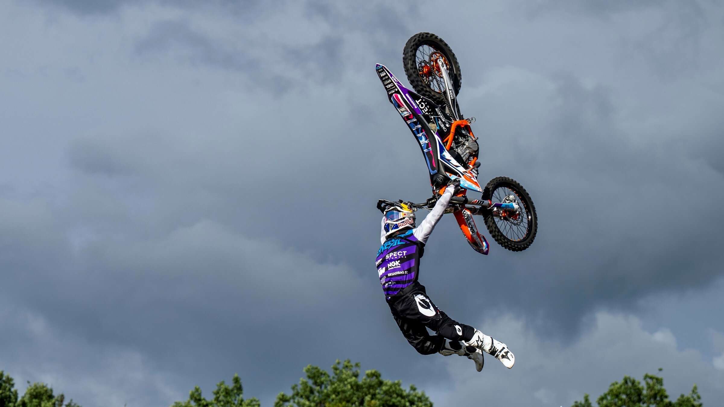 "Mein Körper. Mein Adrenalin.": Freestyle Motocross-Athlet Luc Ackermann aus Thüringen beim Training.