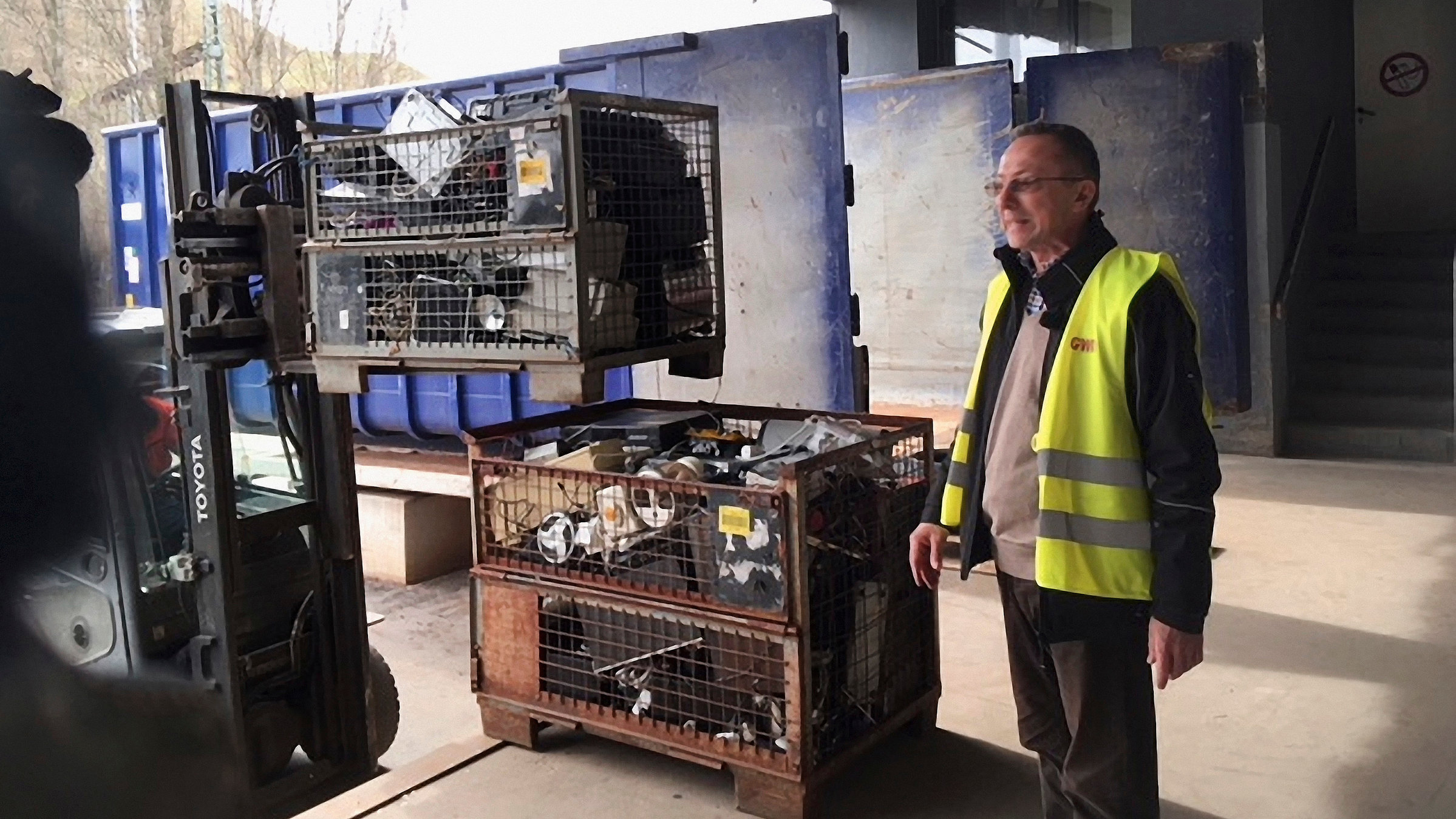 "Hessenreporter: Was passiert mit dem Müll?": Dieter Lenza, Leiter der Gesellschaft für Wiederverwendung und Recycling (GWR) in Frankfurt, an der Rampe des Recycling-Zentrums, wo der Elektroschrott wird angeliefert.