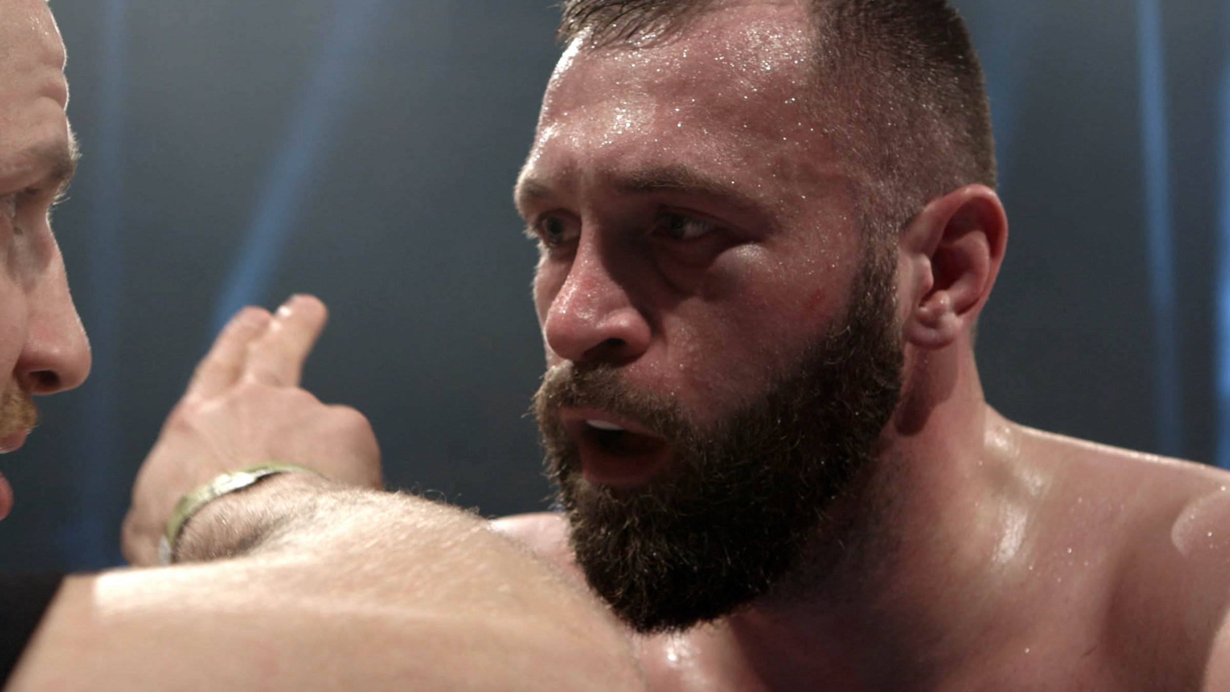 "Fighter": Ein Schwergewichtskämpfer (Andreas Kraniotakes) steht im Ring und wird von einem Freund (Jonas Billstein) gecoacht.