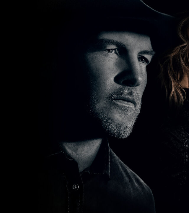 "9 Bullets": Plakatmotiv mit Nahaufnahmen von Jack (Sam Worthington) in schwarz-weiß und Gypsy (Lena Headey), die eine Pistole gezückt hat.