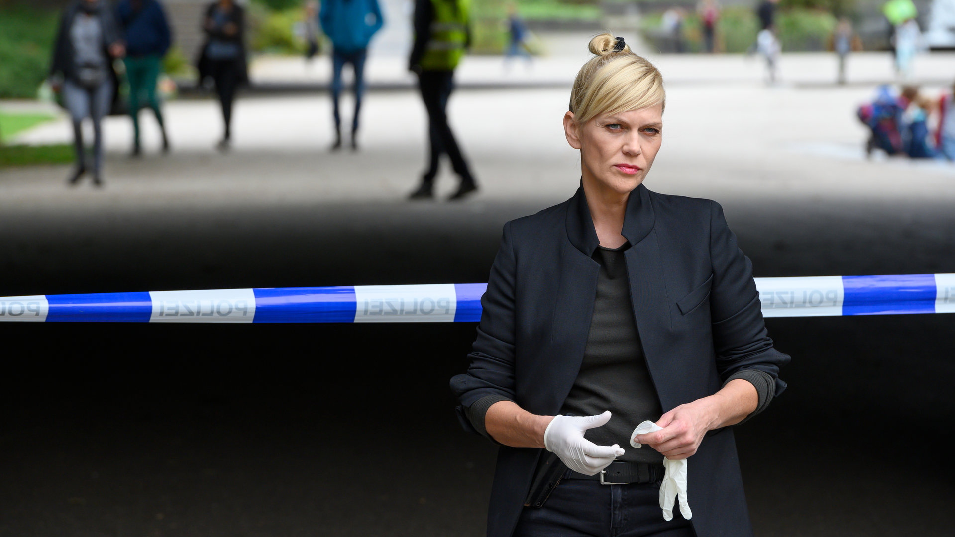"Helen Dorn - Wer Gewalt sät": Helen Dorn (Anna Loos) steht hinter einer Absperrung.