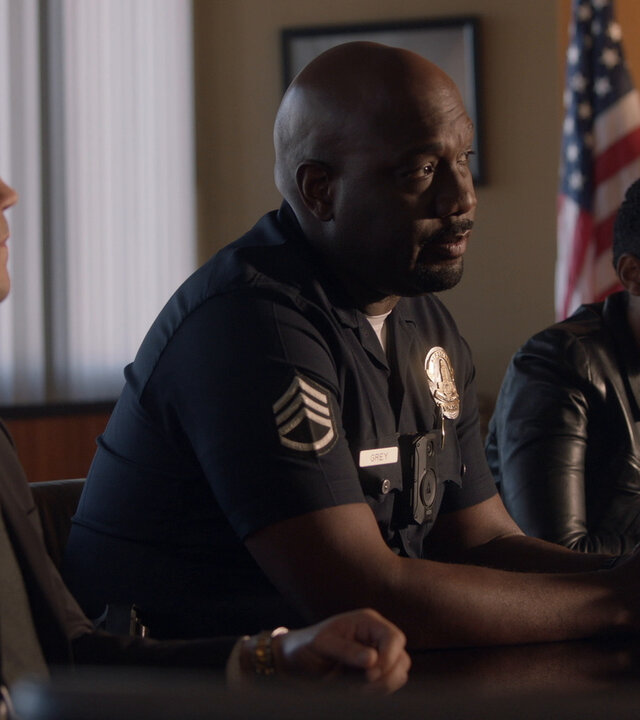 "The Rookie - Lebenslügen": Officer Wade Grey (Richard T. Jones), Officer Nyla Harper (Mekia Cox) und Chris Sanford (Kanoa Goo) sitzen auf einer Seite des Besprechungstisches. Ihre Blicke sind konzentriert auf ihren Gesprächspartner gerichtet.