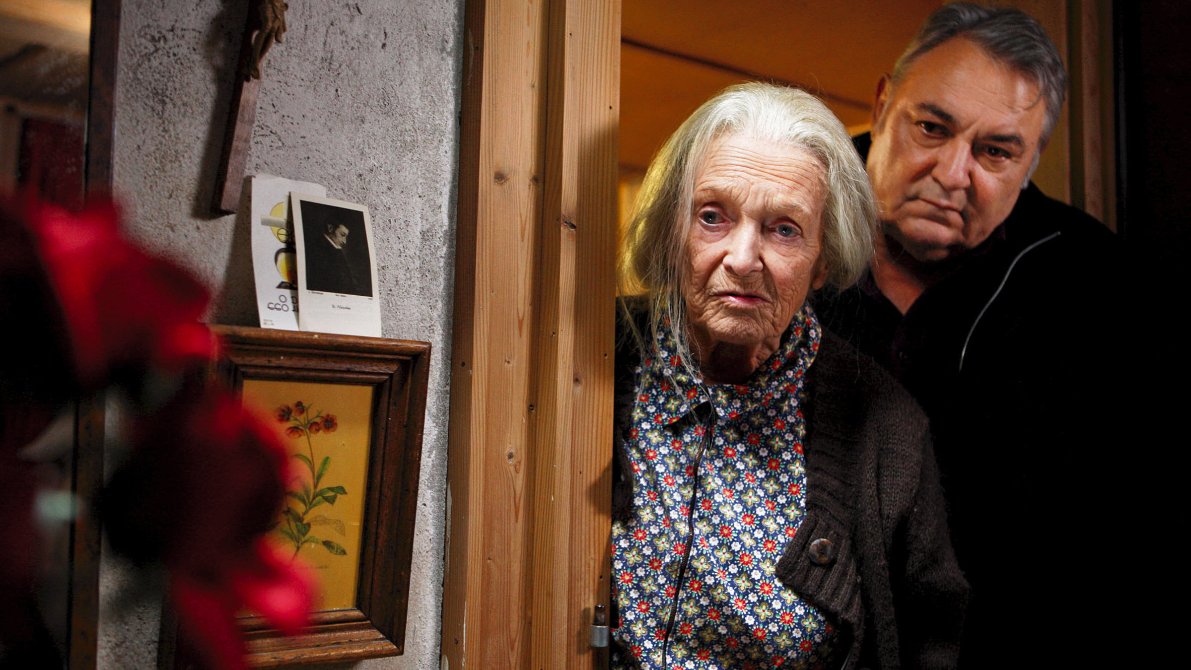Stephanie Glaser als Sonja Flückiger erinnert sich an ihren ehemaligen Geliebten Livius. Rechts Mathias Gnädinger als Peter Hunkeler
