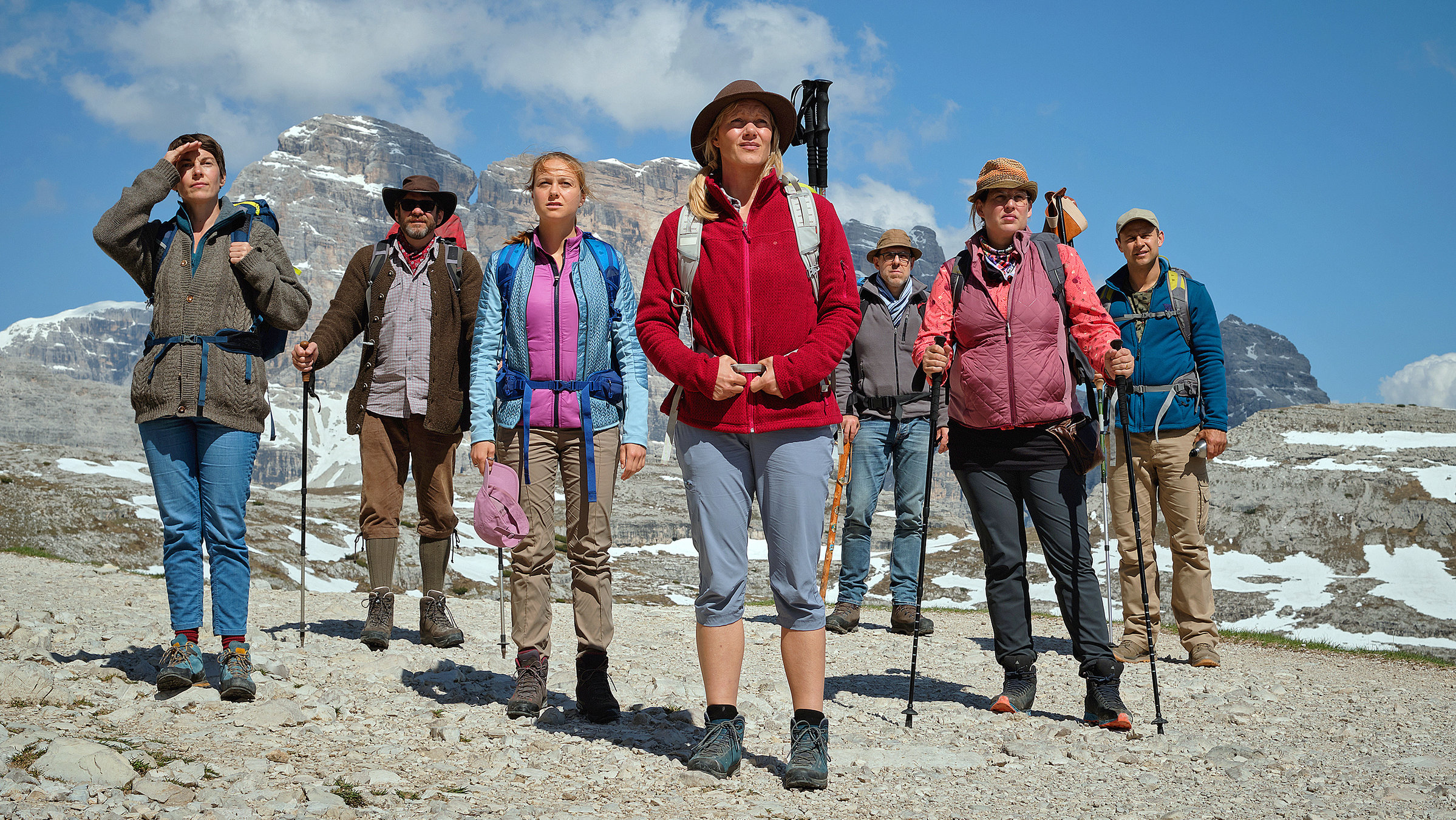 "Eine harte Tour": Die Clique (V.l. Victoria Mayer, Roeland Wiesnekker, Anna Unterberger, Anna Schudt, Thomas Loibl, Elena Uhlig und Moritz Führmann) beschließt, eine von Clemens vor seinem Tod gemeinsam geplante Wanderung zu gehen und in der Gipfelkapelle zum Gedenken ein Foto von ihm aufzuhängen.
