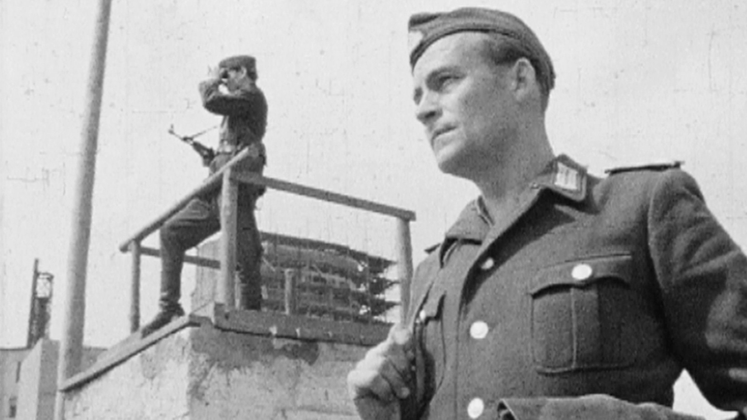 "Mauerjahre - Leben im geteilten Berlin: 1961 - 1970": Grenzpolizisten auf einem Wachtturm im Ostteil der Stadt.