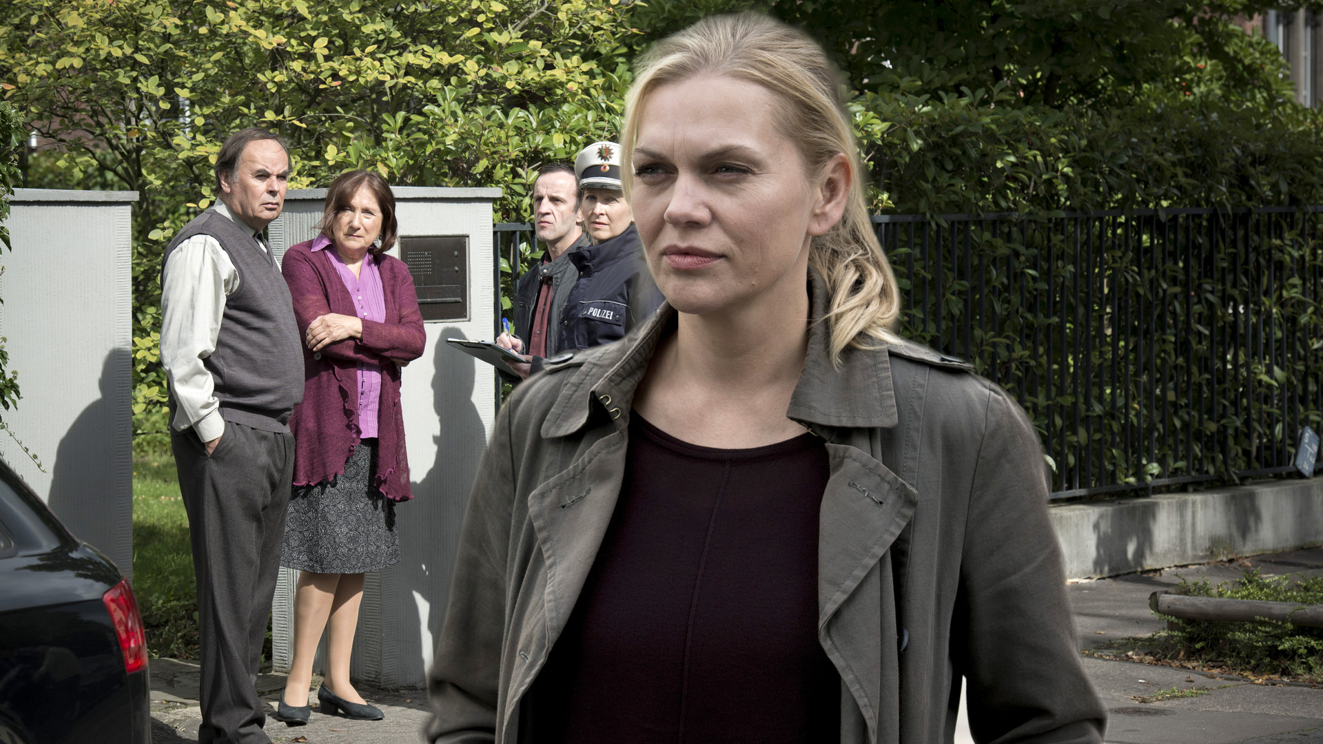 In ihrem zweiten Fall steht ein vermisstes Kind im Zentrum der Ermittlungen: LKA-Kommissarin  Helen Dorn (Anna Loos). Im Hintergrund: Werner Altmann (Johann Adam Oest, l.), Gisela Altmann (Margit Bendokat, M.).