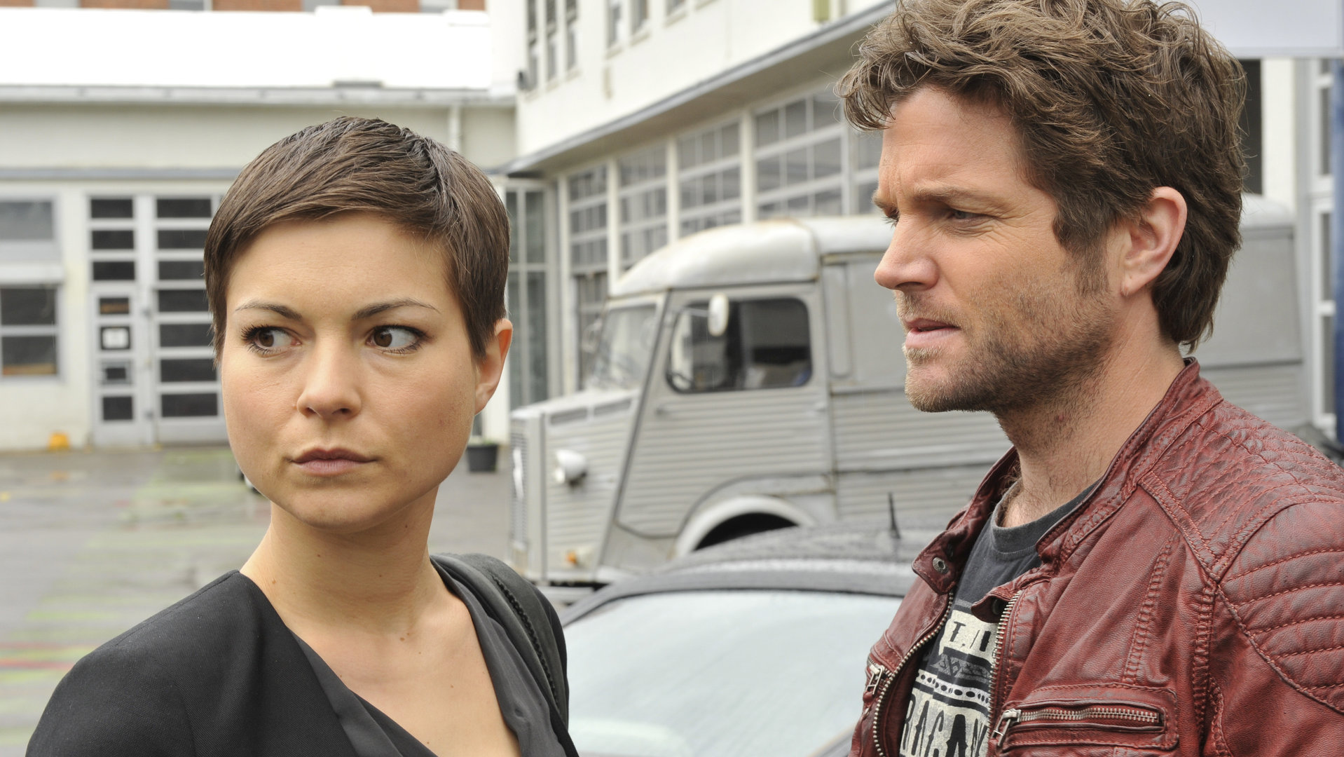 "SOKO Stuttgart - Benzin im Blut": Jo Stoll (Peter Ketnath) und Karin Hartmann (Henriette Richter-Röhl) stehen auf einem Parkplatz. Karin Hartmann wenden den Blick ab.