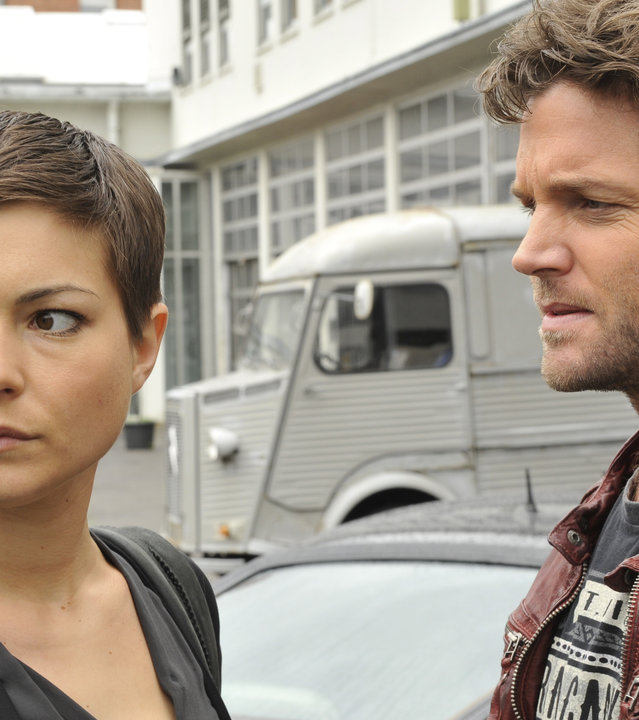 "SOKO Stuttgart - Benzin im Blut": Jo Stoll (Peter Ketnath) und Karin Hartmann (Henriette Richter-Röhl) stehen auf einem Parkplatz. Karin Hartmann wenden den Blick ab.