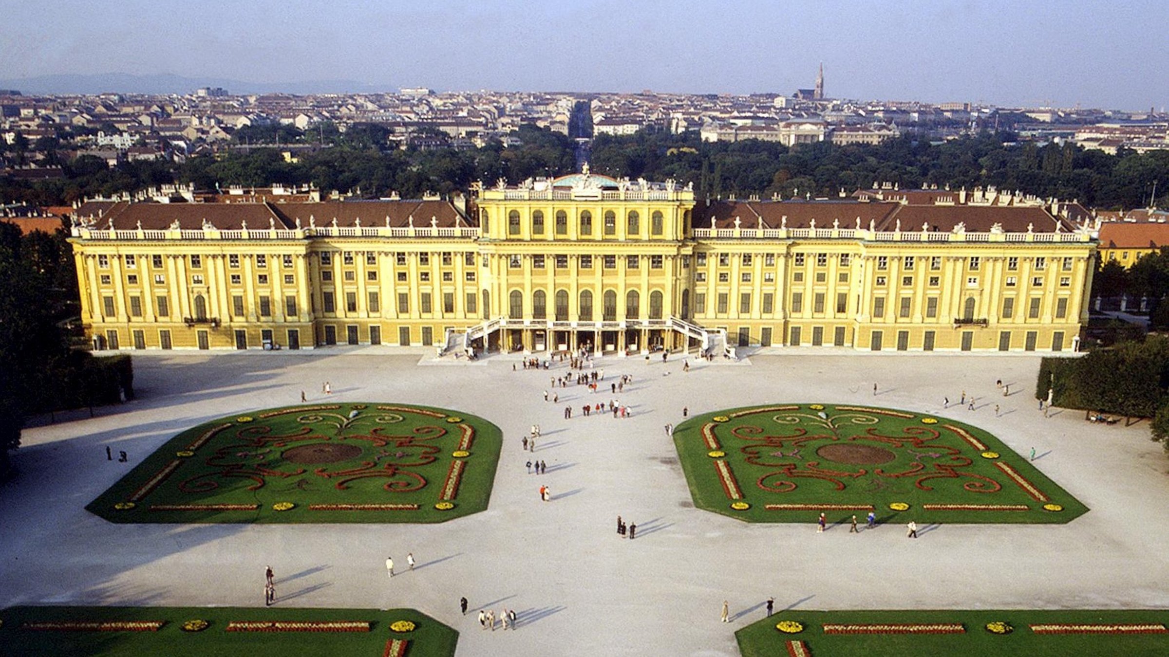 "Schönbrunn - Quelle der Schönheit" - Blick von oben auf das Schloss und seine Gärten