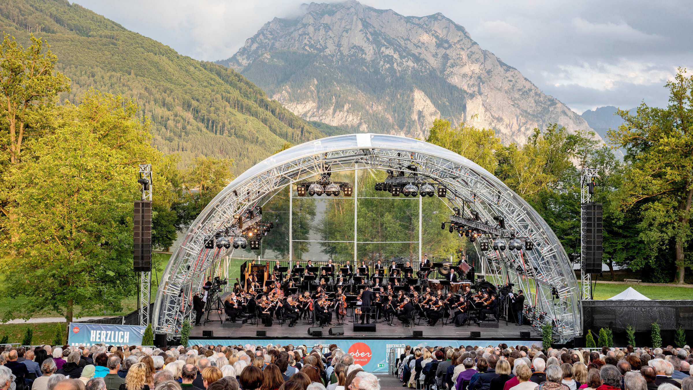 "Klassikstars am Traunsee 2022": Bruckner Orchester Linz und seinen Chefdirigenten Markus Poschner.