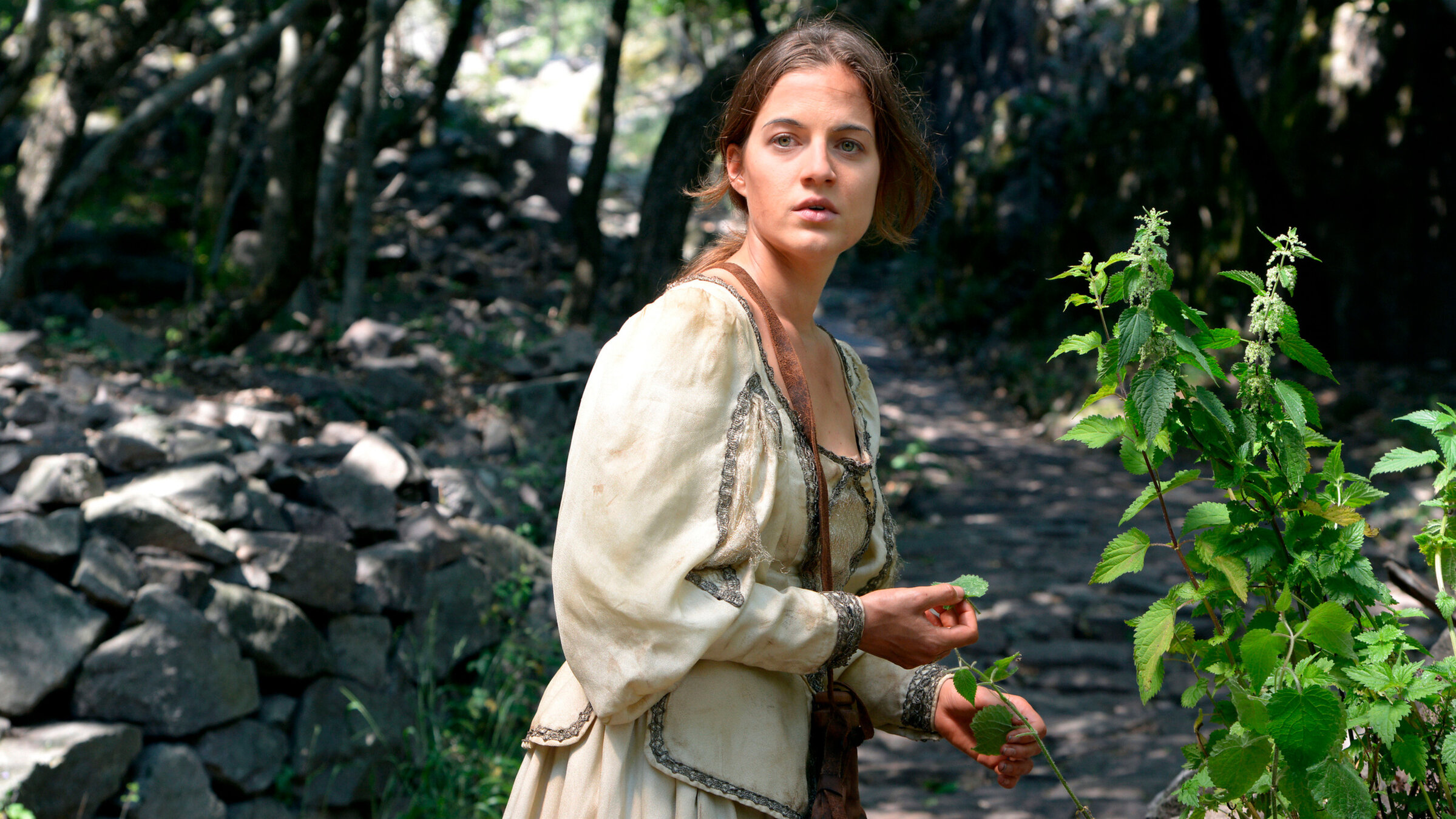 "Prinzessin Maleen": Prinzessin Maleen (Cleo von Adelsheim) bittet nach der Befreiung aus dem Turm - auf ihrer Suche nach Graf Konrad - den Brennnesselstrauch um Hilfe, ihren Hunger zu stillen und ihren großen Kummer zu lindern.