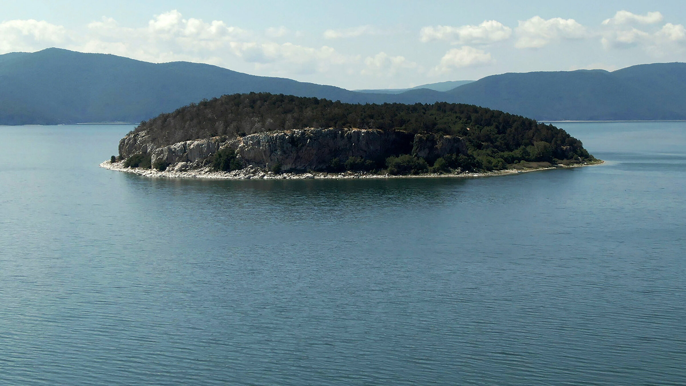 "Raue Welten – Wilde Schönheiten: Albanien": Sie liegt auf der mazedonischen Seite des Prespa Sees: die Insel Golem Grad. Bis zu 30 Meter hoch türmen sich die Felsen über der Wasseroberfläche. Ein kleines Naturparadies für Kormorane, Schlangen und Schildkröten.